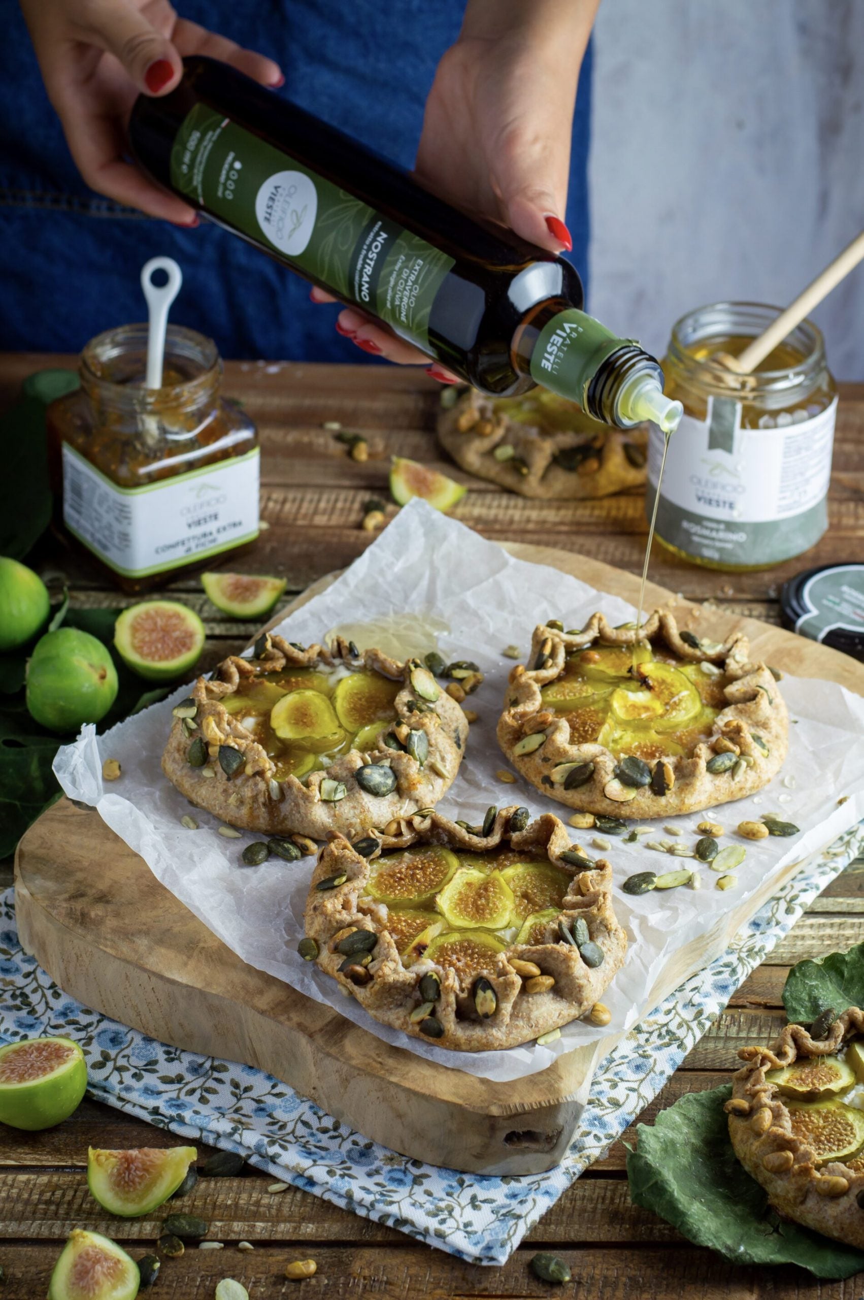 Mini galette integrali con fichi, caprino e miele. Oleificio Fratelli Vieste