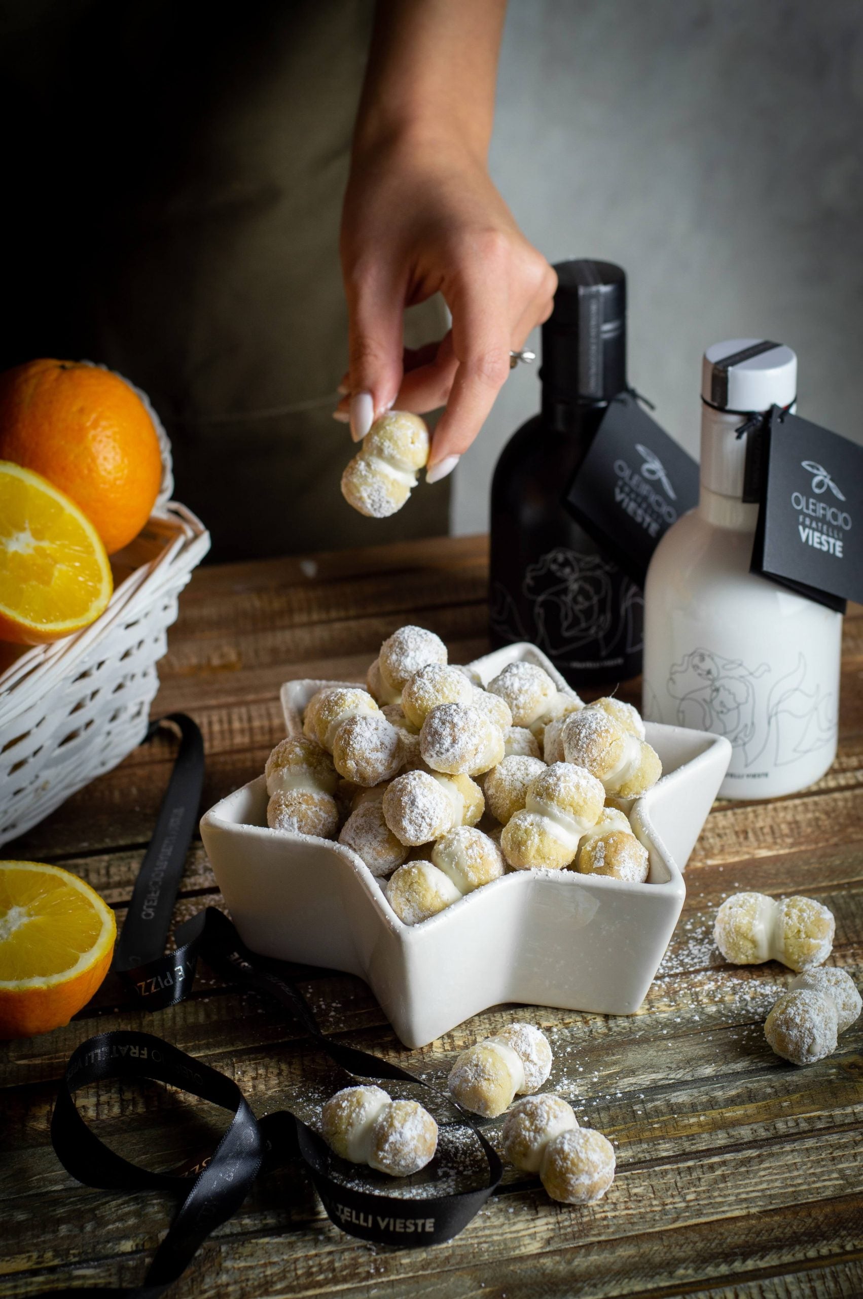 Bacetti all'olio extravergine con agrumi e cioccolato bianco. Oleificio Fratelli Vieste
