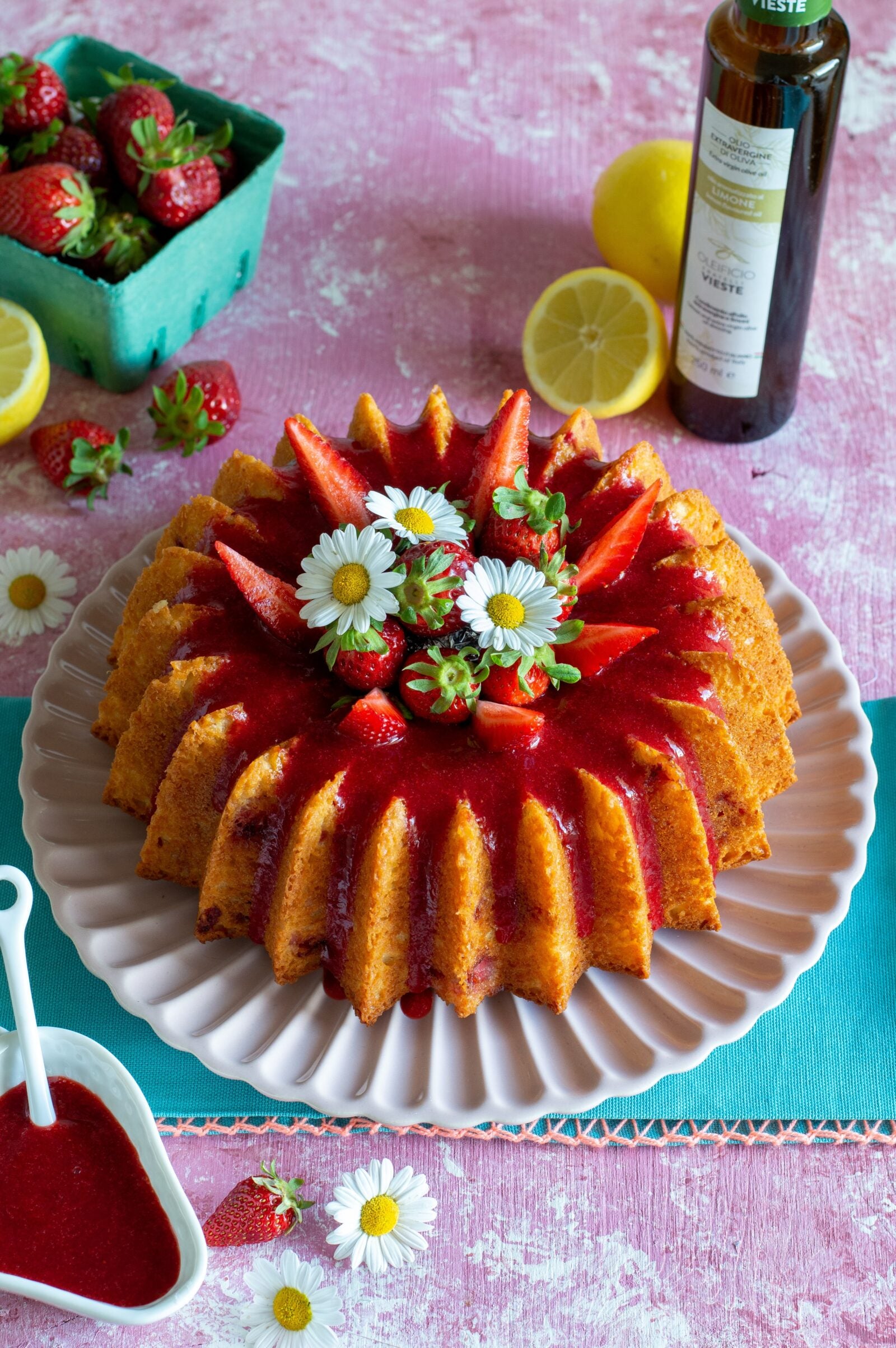 Bundt cake con fragole e limone e olio extravergine di oliva. Oleificio Fratelli Vieste