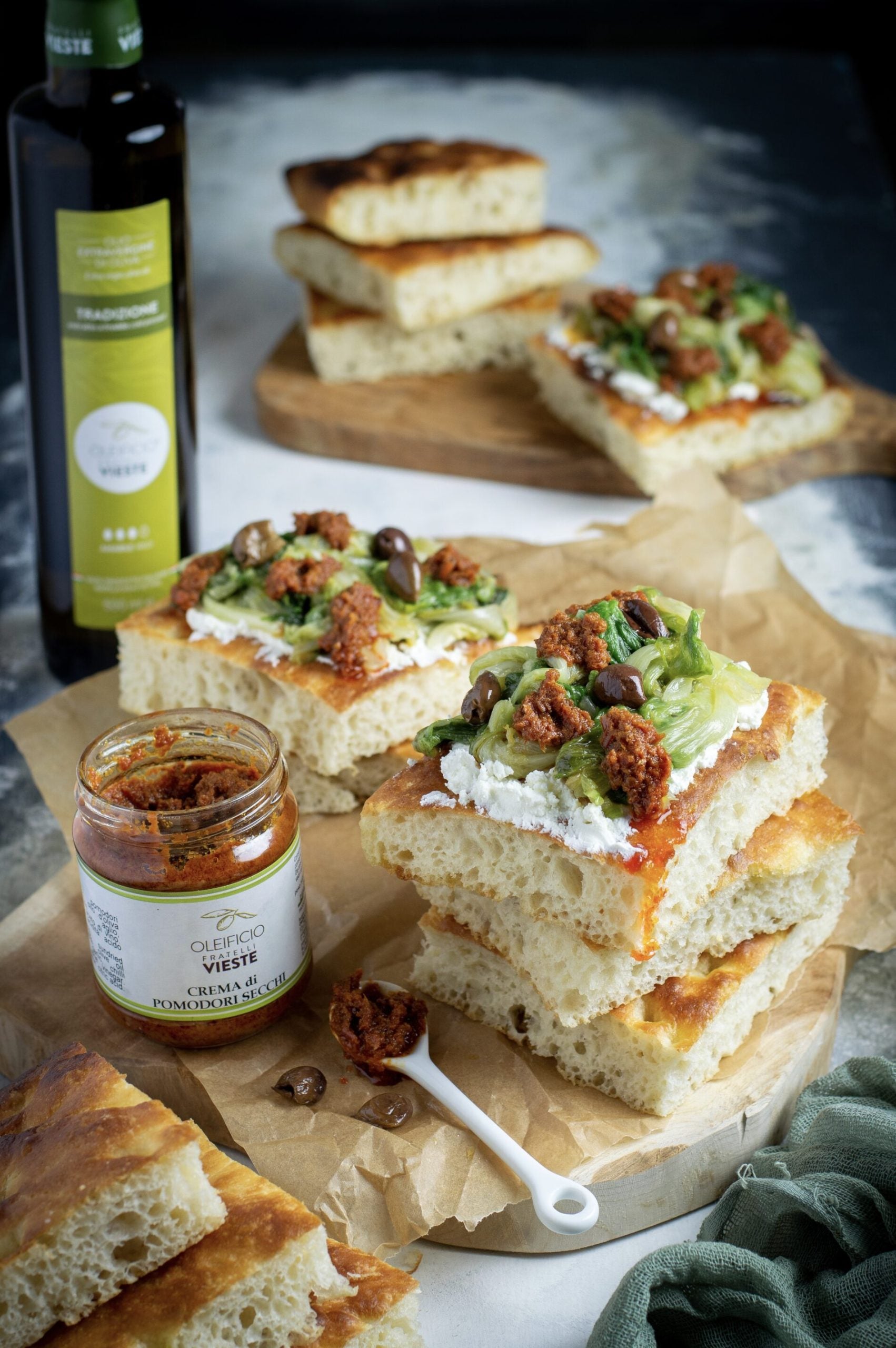Focaccia soffice con scarola, robiola e crema di pomodori secchi. Oleificio Fratelli Vieste
