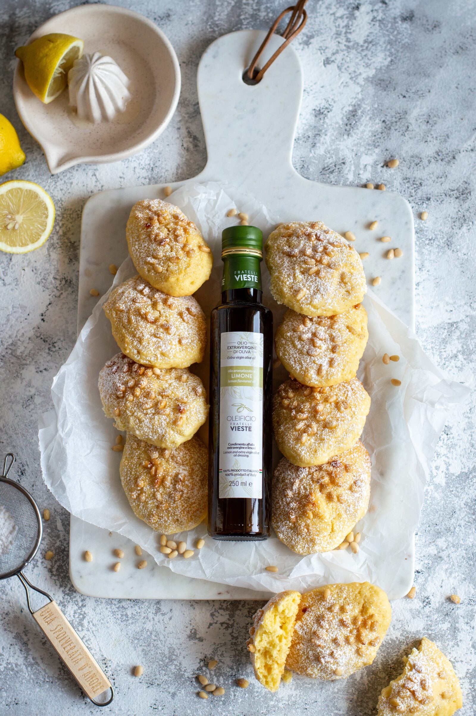Biscottoni morbidi al limone e pinoli con olio extravergine di oliva. Oleificio Fratelli Vieste