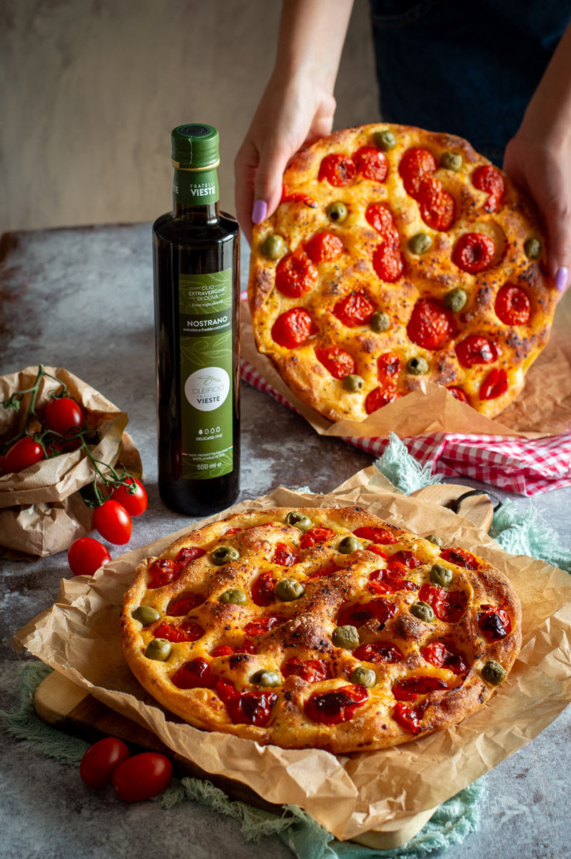 Focaccia pugliese con olio extravergine di oliva. Oleificio Fratelli Vieste