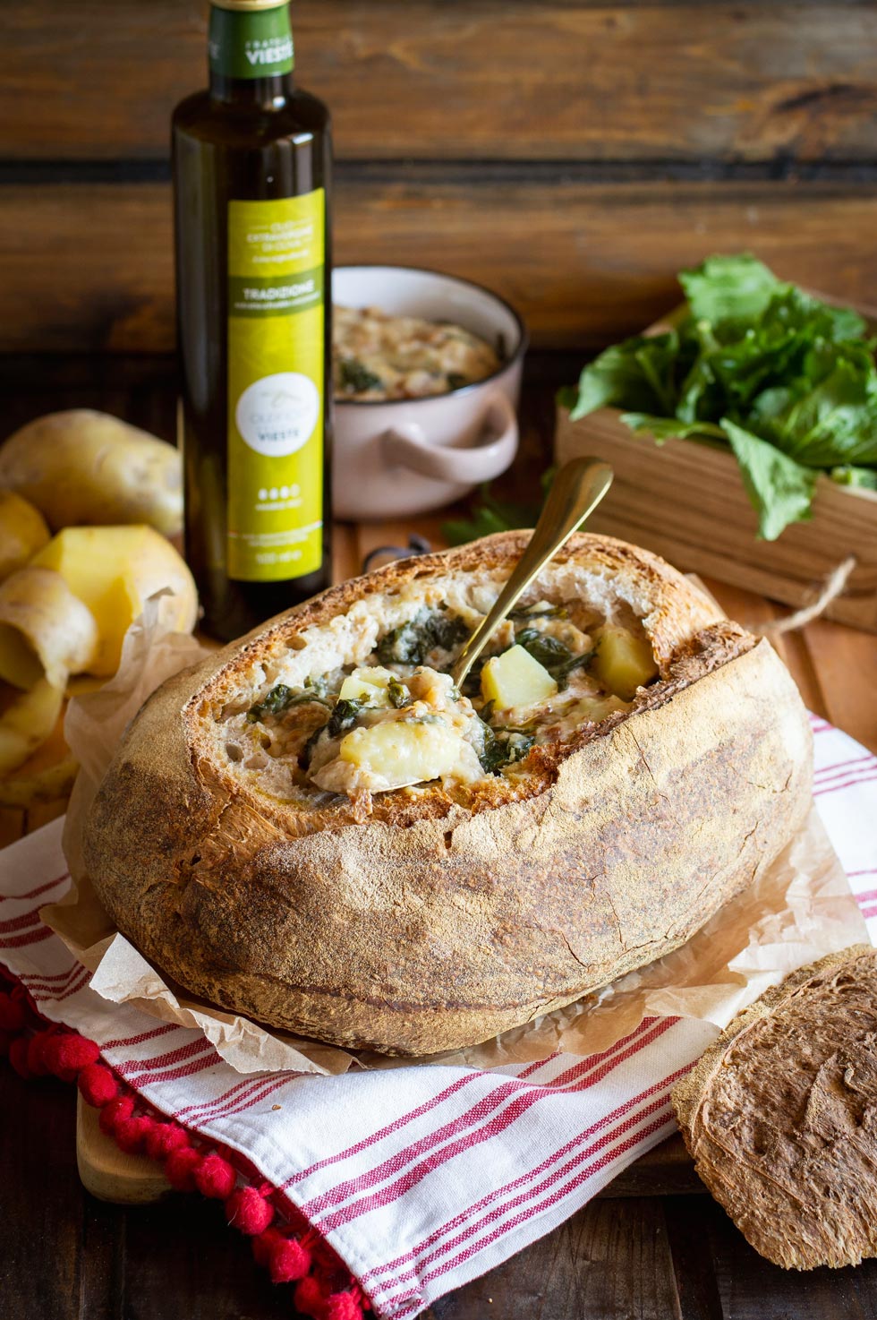 Pancotto pugliese con olio extravergine di oliva. Oleificio Fratelli Vieste