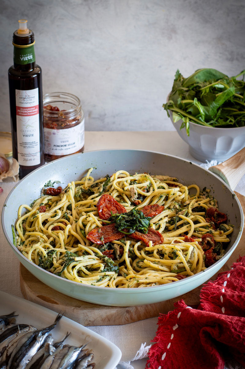 Troccoli mare e terra con cicoria, alici fresche e pomodori secchi. Oleificio Fratelli Vieste