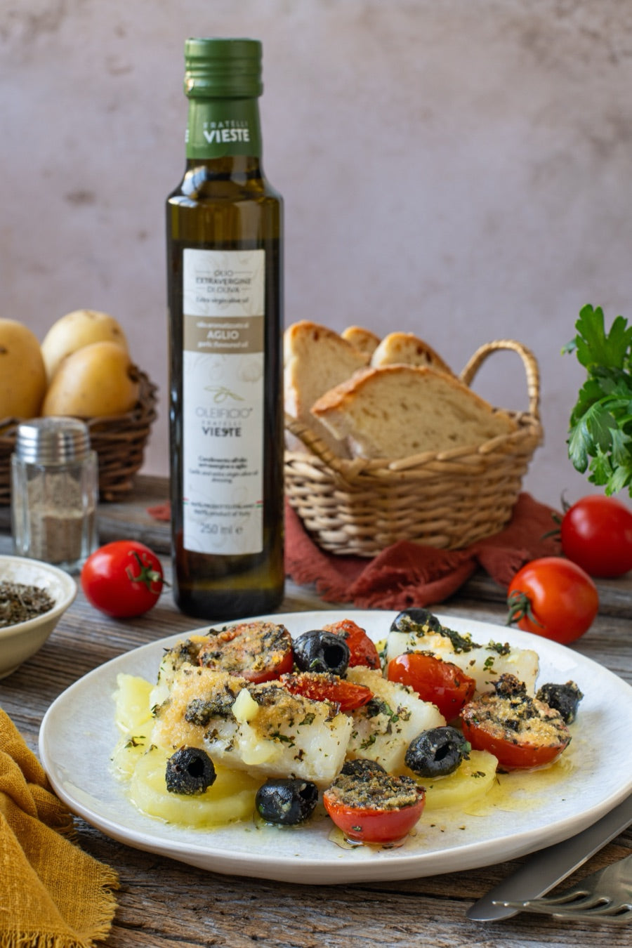 Baccalà al forno con patate e olive con olio extravergine all'aglio. Oleificio Fratelli Vieste