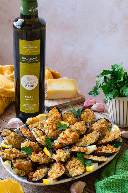 Cozze gratinate con mollica dorata e olio extravergine di oliva. Oleificio Fratelli Vieste