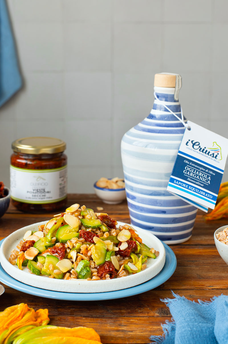 Farro freddo con zucchine, fiori di zucca, pomodori secchi e mandorle. Oleificio Fratelli Vieste
