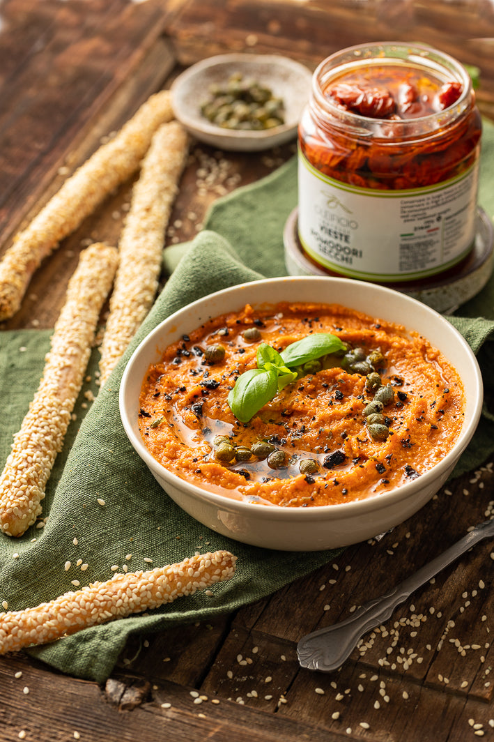 Hummus di pomodori secchi con grissini al sesamo. Oleificio Fratelli Vieste