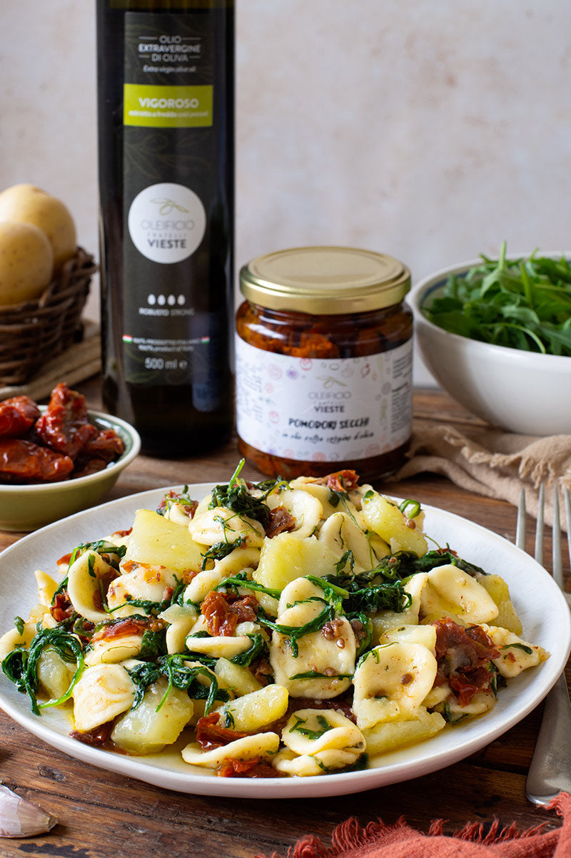 Orecchiette con rucola, pomodori secchi e patate e olio Vigoroso. Oleificio Fratelli Vieste