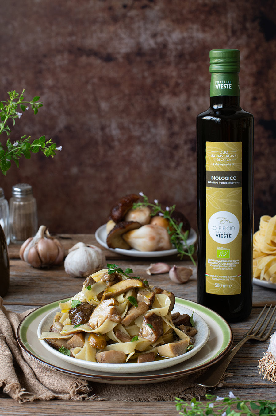 Tagliatelle cremose ai funghi porcini con olio extravergine di oliva. Oleificio Fratelli Vieste