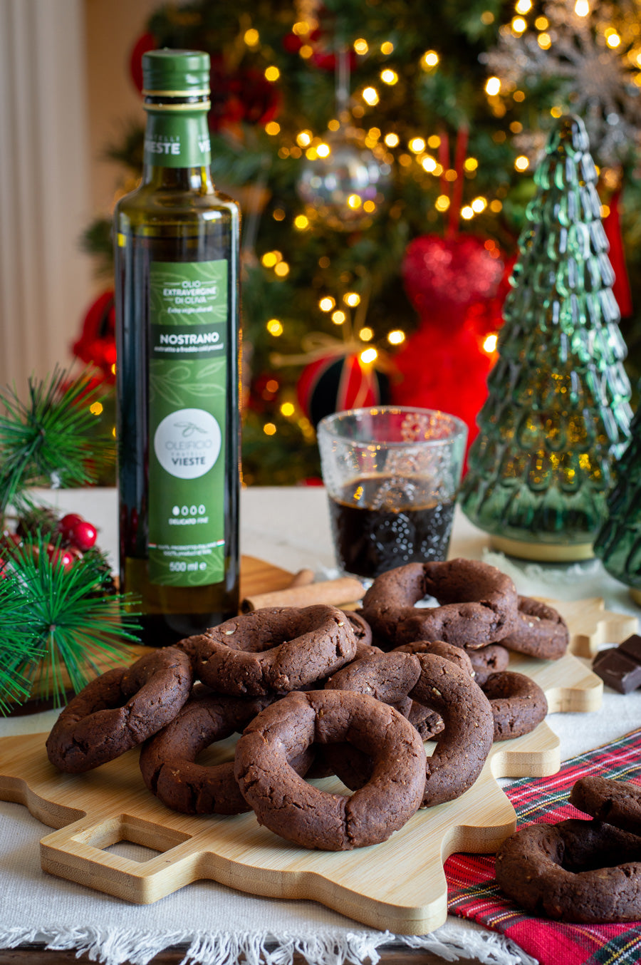 Taralli dolci al cacao e vincotto con mandorle e cioccolato. Oleificio Fratelli Vieste