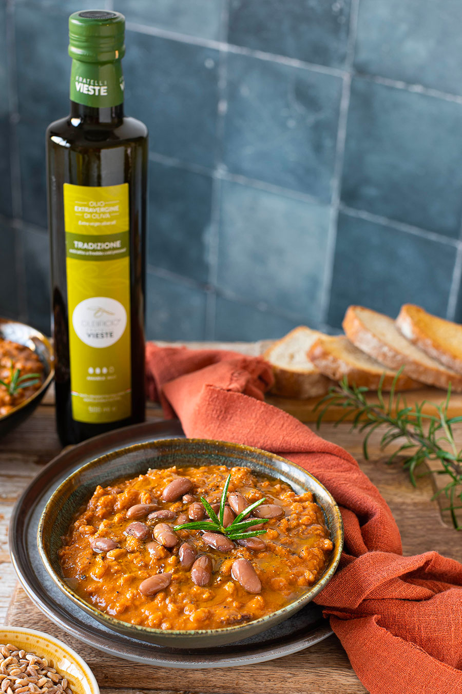 Zuppa di farro e fagioli borlotti con olio extravergine di oliva. Oleificio Fratelli Vieste