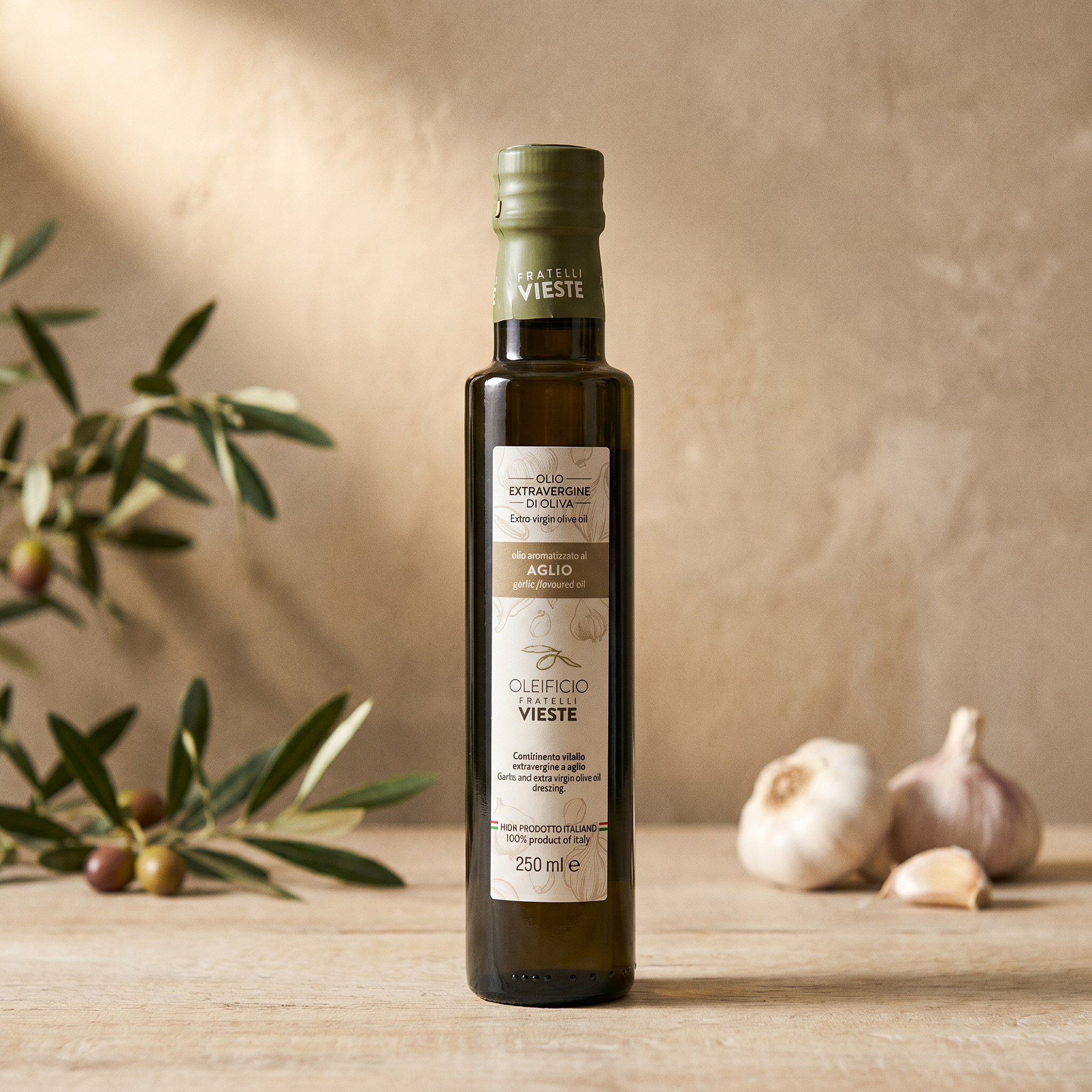 Olio extravergine di oliva aromatizzato all'aglio, bottiglia da 250 ml. Oleificio Fratelli Vieste