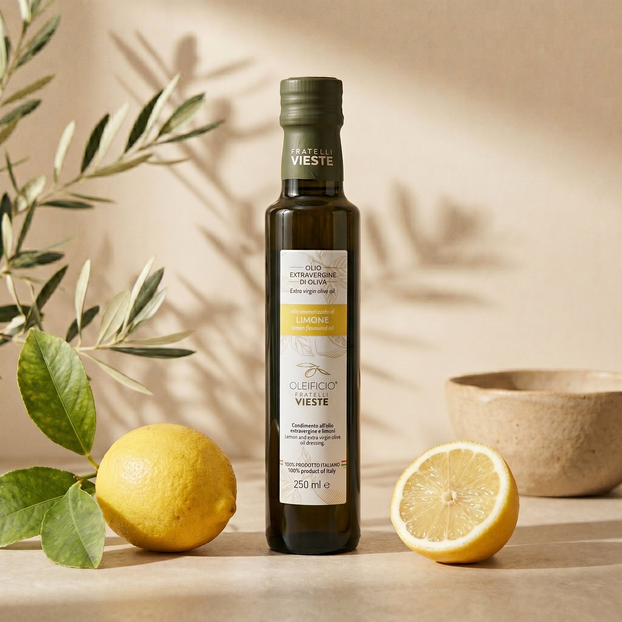 Olio aromatizzato al limone di Vieste del Gargano versato su un piatto. Oleificio Fratelli Vieste