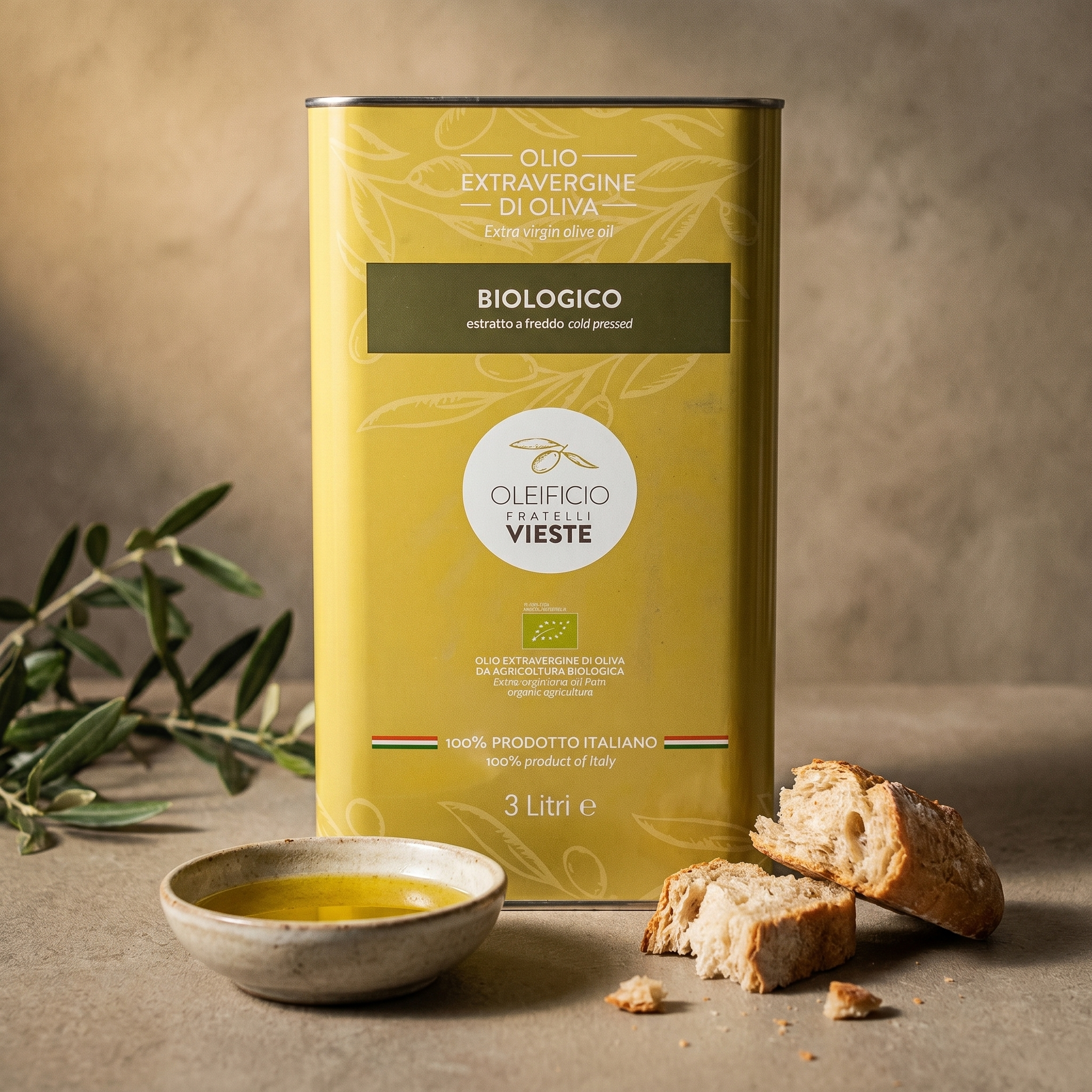Olio extravergine di oliva biologico versato su un piatto. Oleificio Fratelli Vieste
