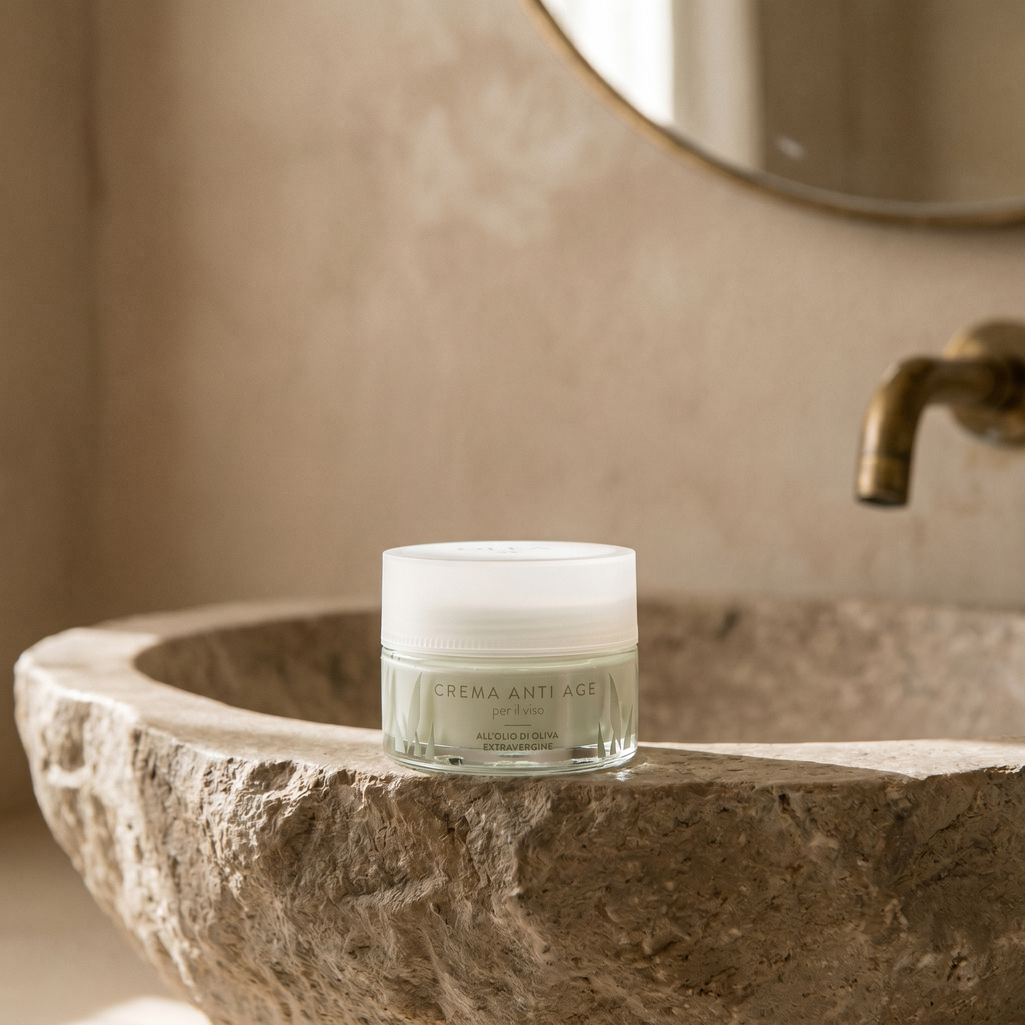 Crema anti-age viso Olea Cosmetic, gesto d'uso in ambiente bagno. Oleificio Fratelli Vieste
