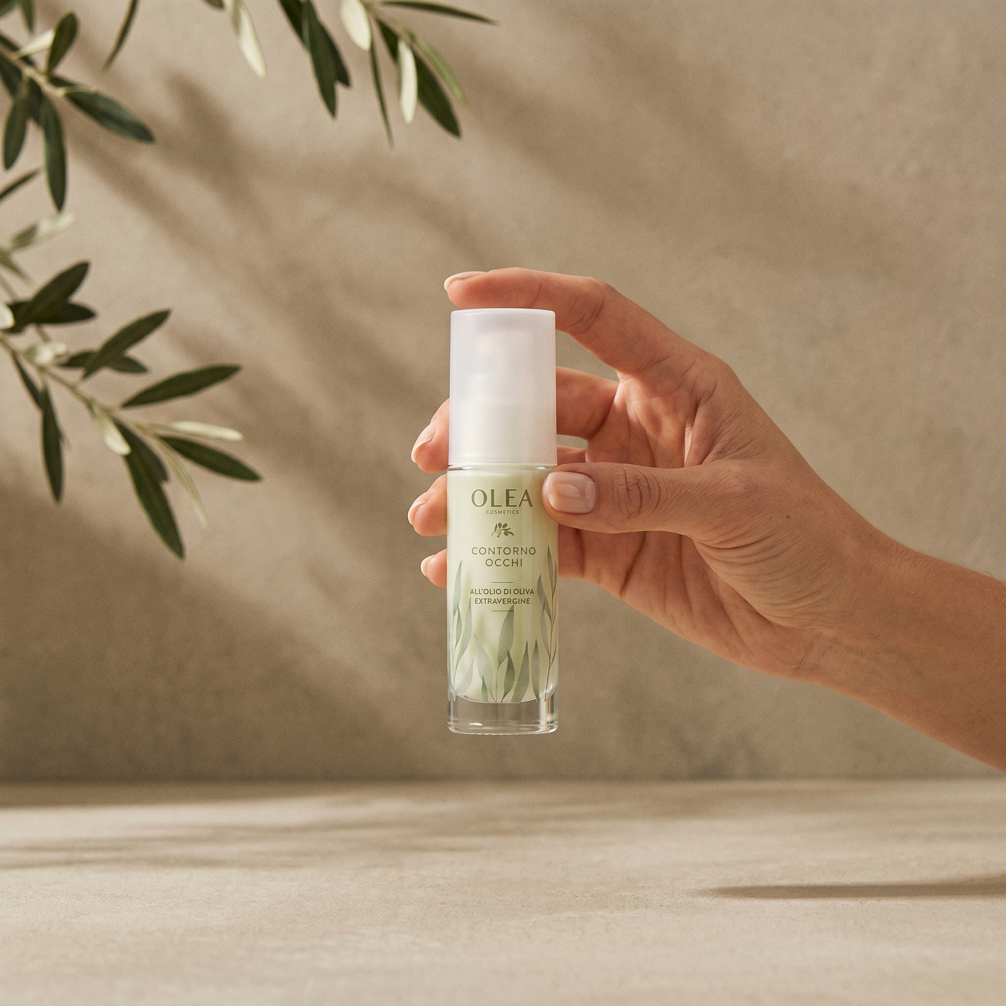 Crema contorno occhi Olea Cosmetic tenuta in mano. Oleificio Fratelli Vieste