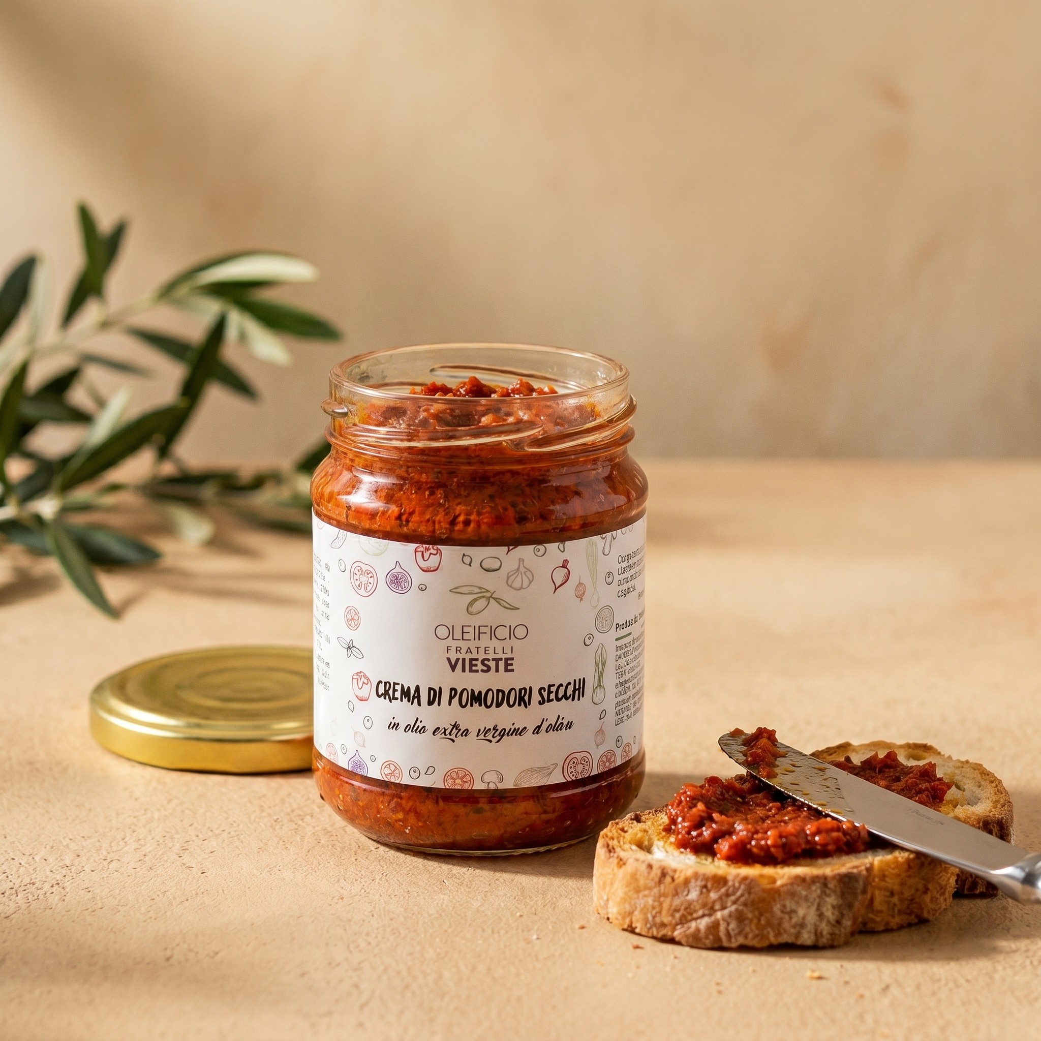 Crema di pomodori secchi servita su crostini. Oleificio Fratelli Vieste