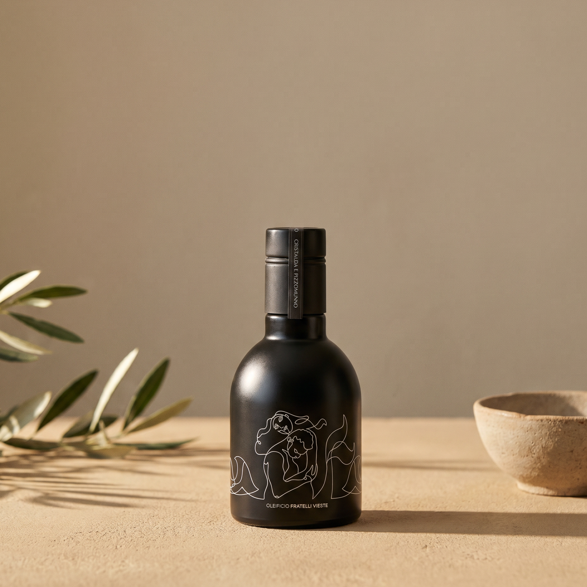 Cristalda e Pizzomunno: bottiglia 250 ml con olio extravergine di oliva, blend Ogliarola e Coratina. Oleificio Fratelli Vieste