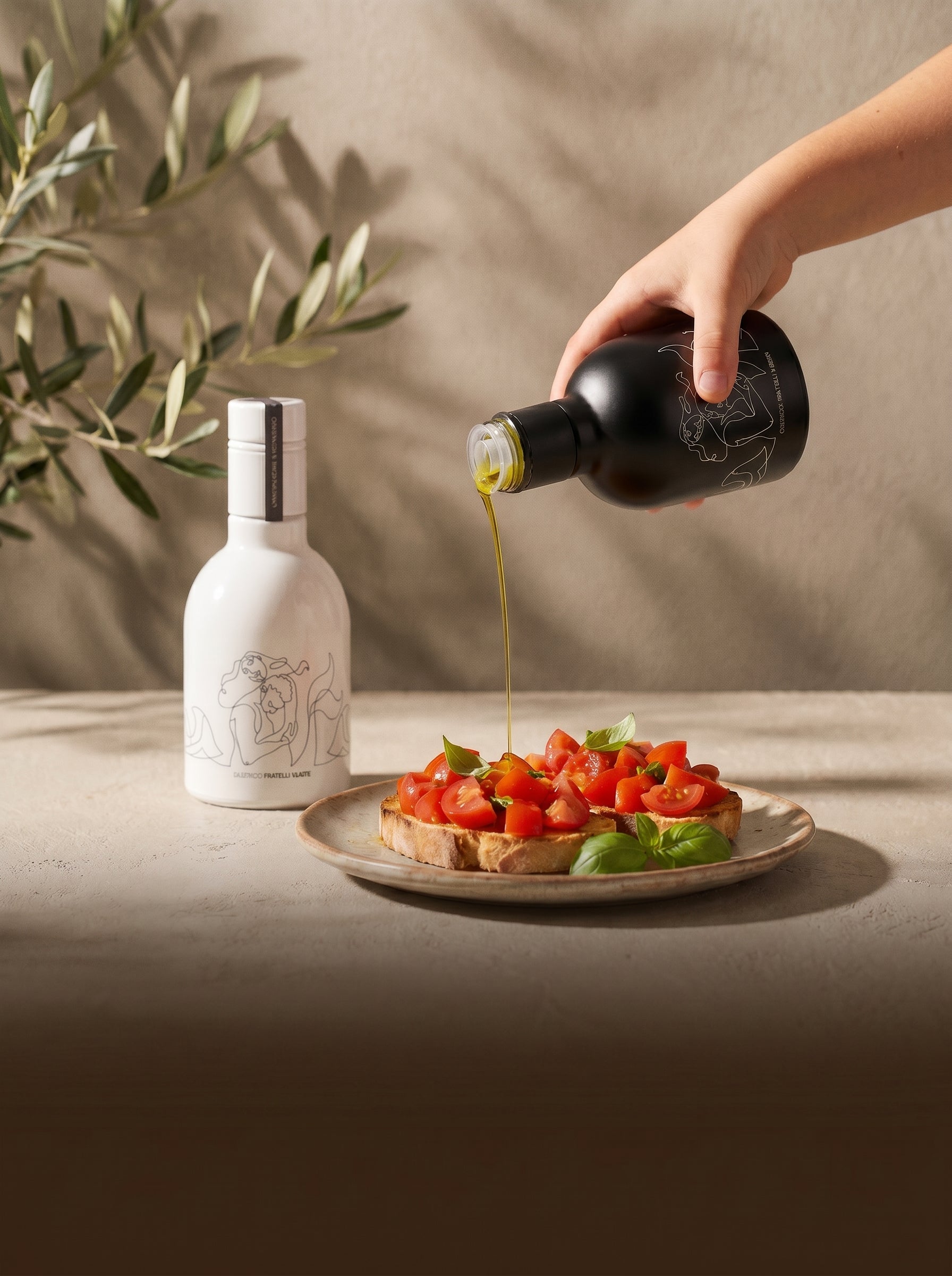 Olio Cristalda e Pizzomunno versato dalla bottiglia nera su una bruschetta al pomodoro. Oleificio Fratelli Vieste