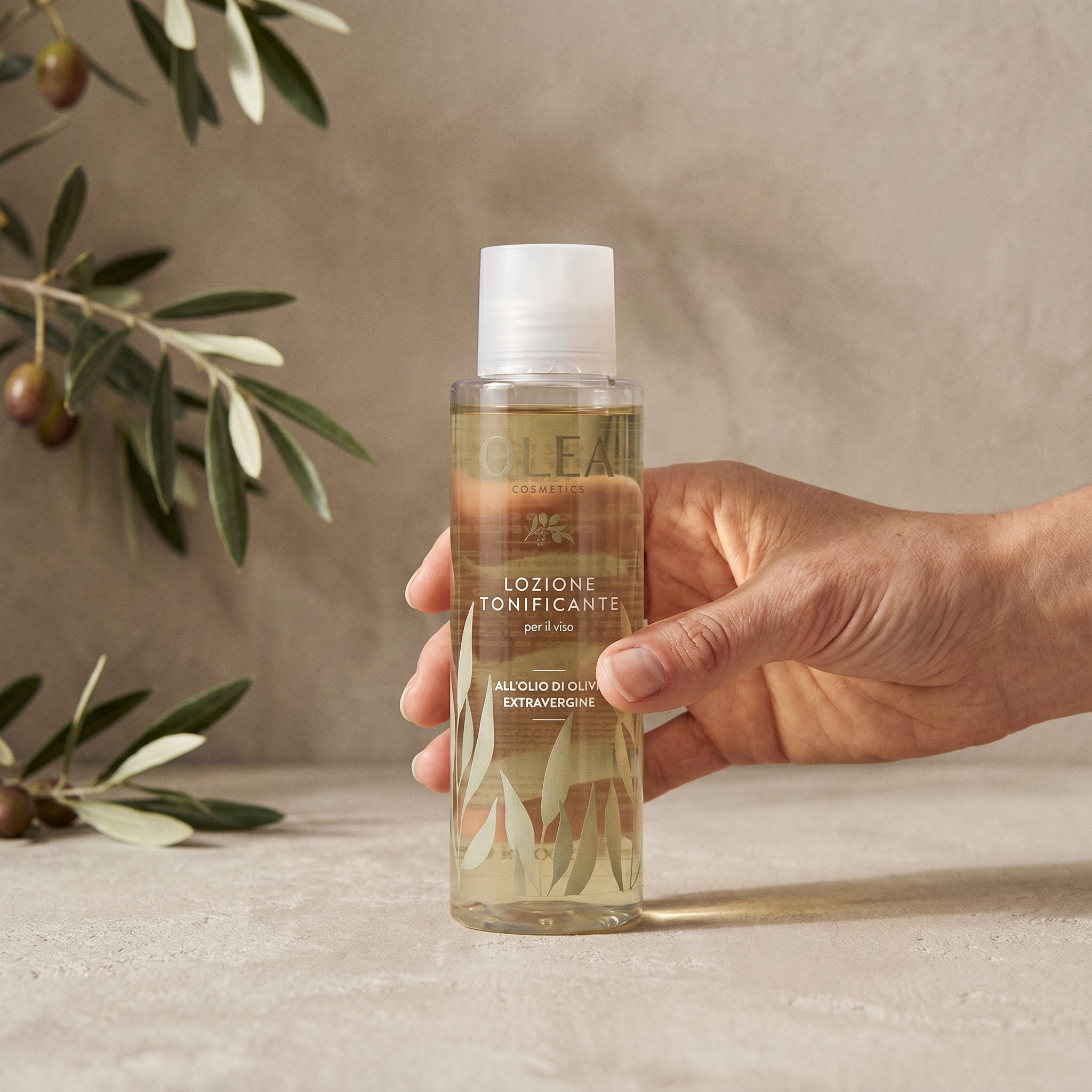 Lozione tonificante viso Olea Cosmetic tenuta in mano. Oleificio Fratelli Vieste
