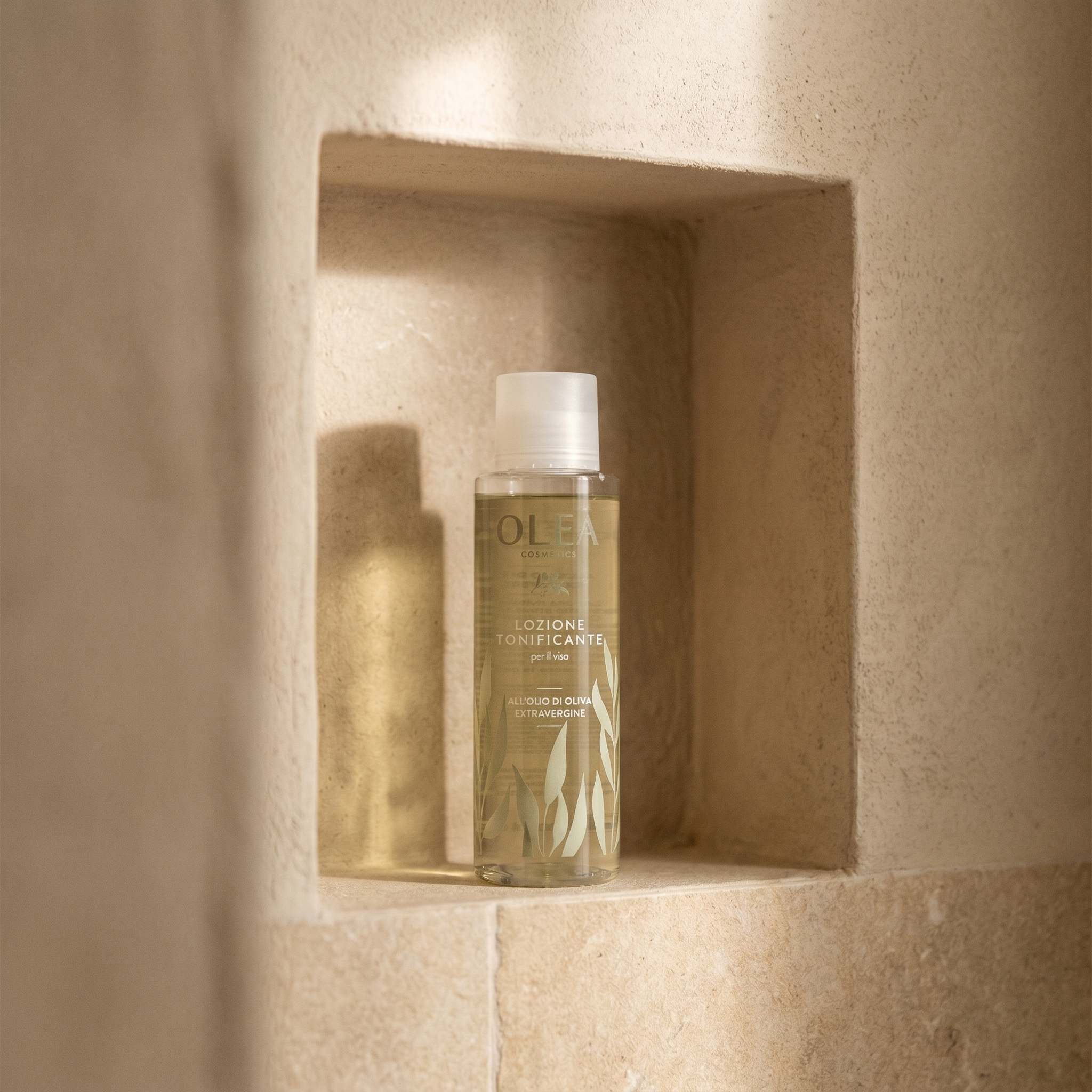 Lozione tonificante viso Olea Cosmetic, gesto d'uso in ambiente bagno. Oleificio Fratelli Vieste