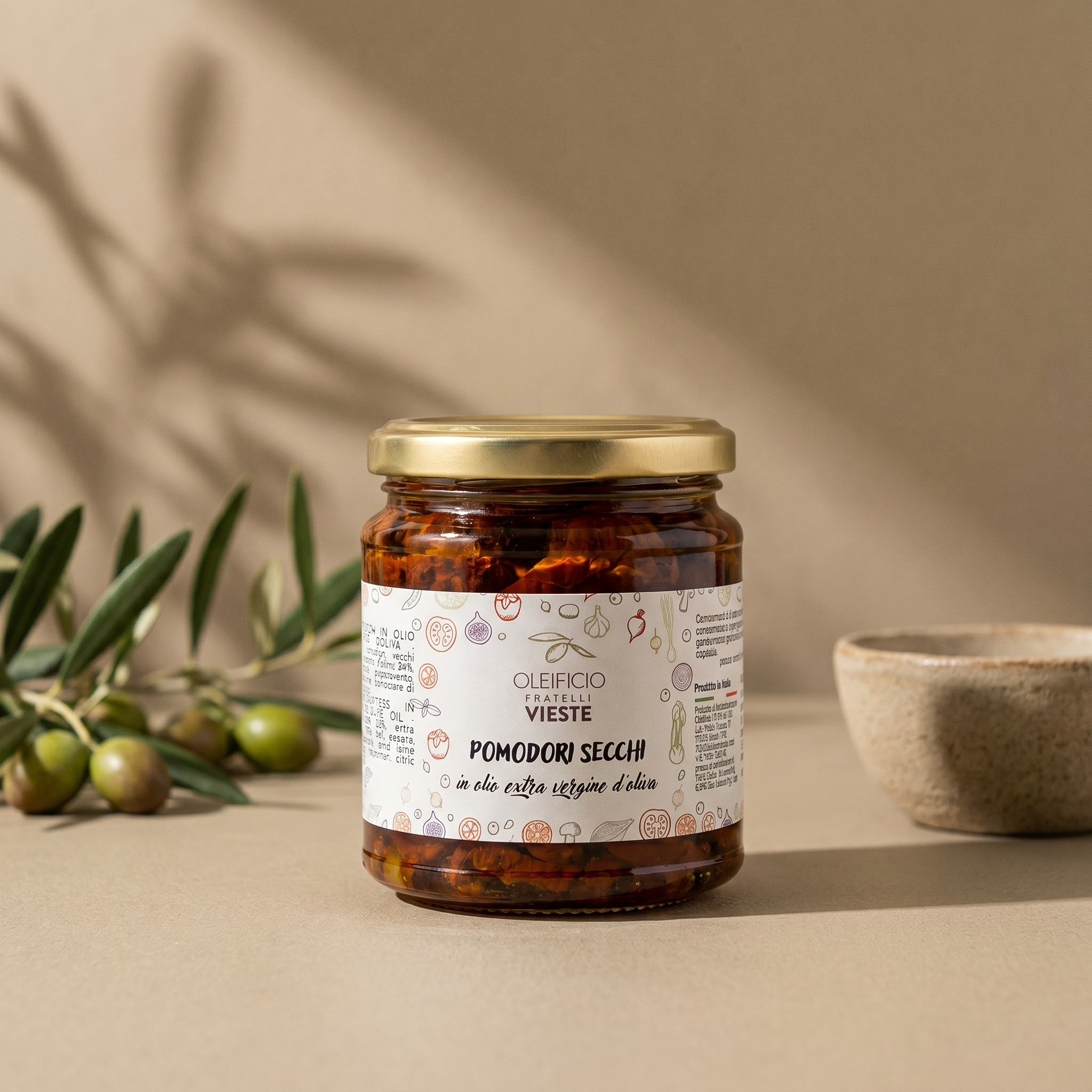 Pomodori secchi sott'olio del Gargano in vasetto di vetro. Oleificio Fratelli Vieste