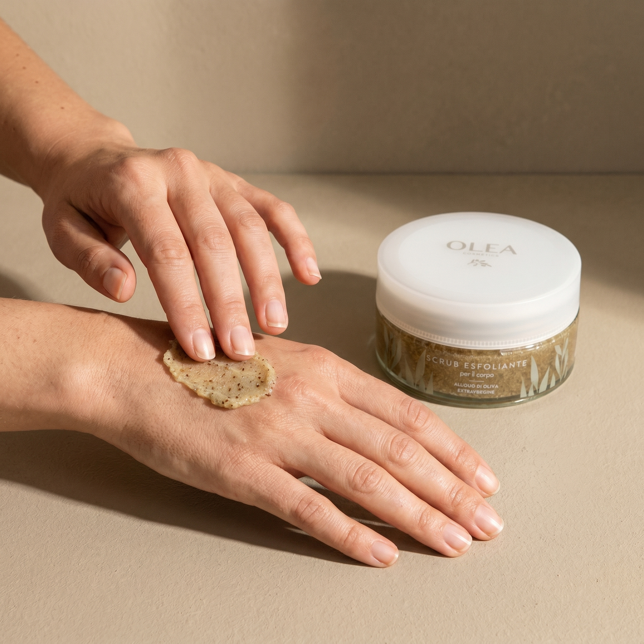 Scrub esfoliante corpo Olea Cosmetic applicato sulla mano. Oleificio Fratelli Vieste