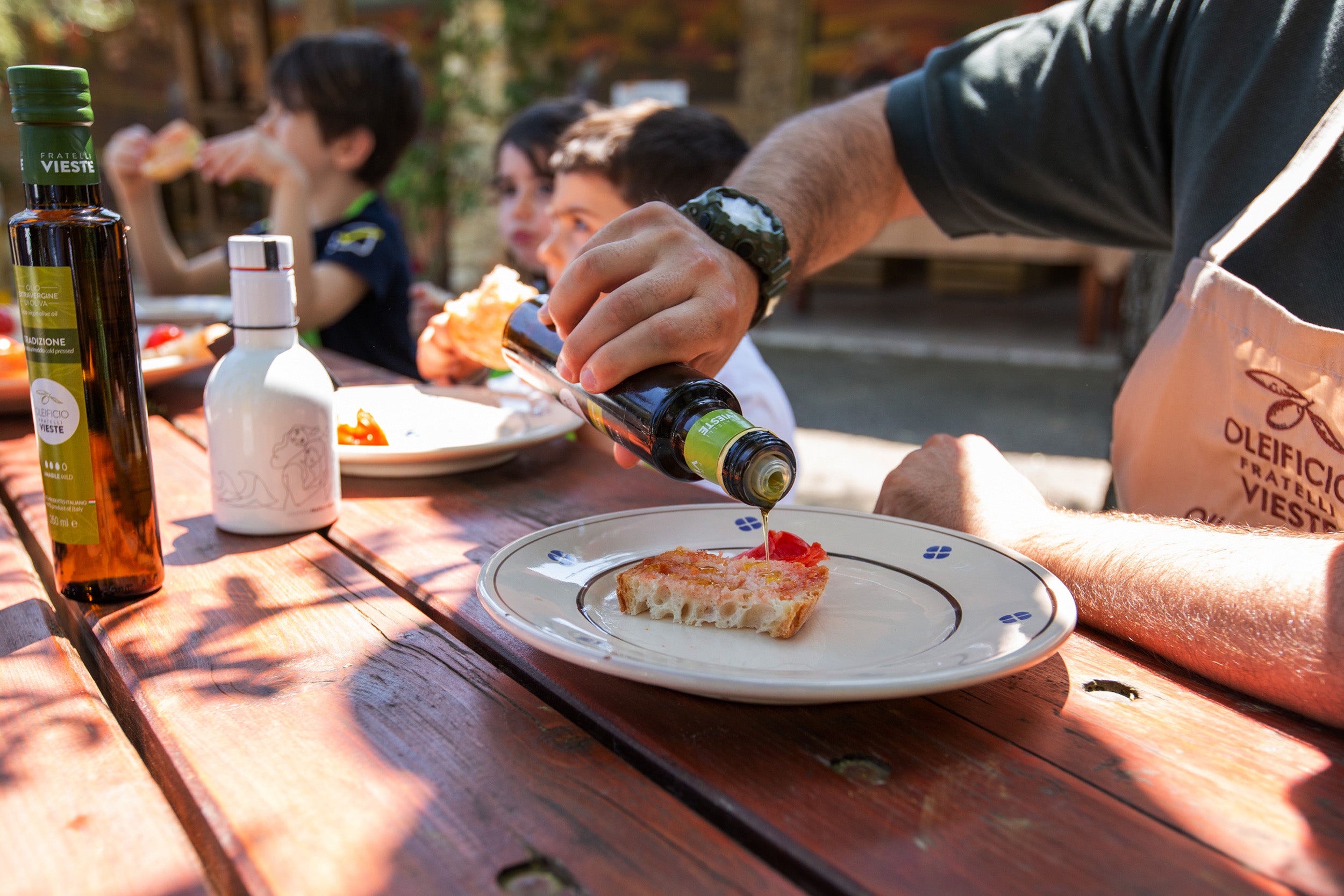 Olio extravergine Vieste versato su una bruschetta durante l'Oil Experience nel frantoio. Oleificio Fratelli Vieste