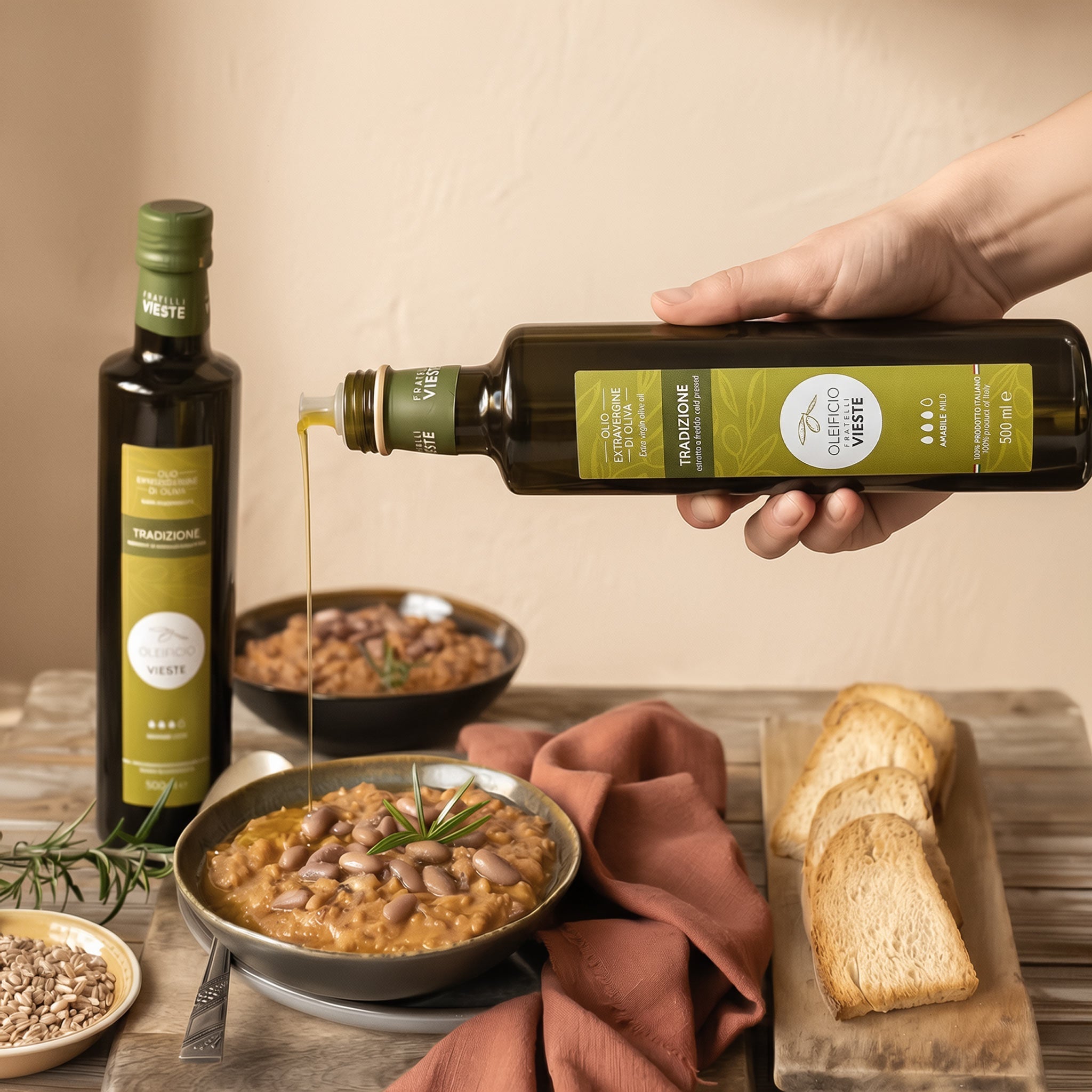 Olio extravergine di oliva Tradizione versato su un piatto. Oleificio Fratelli Vieste