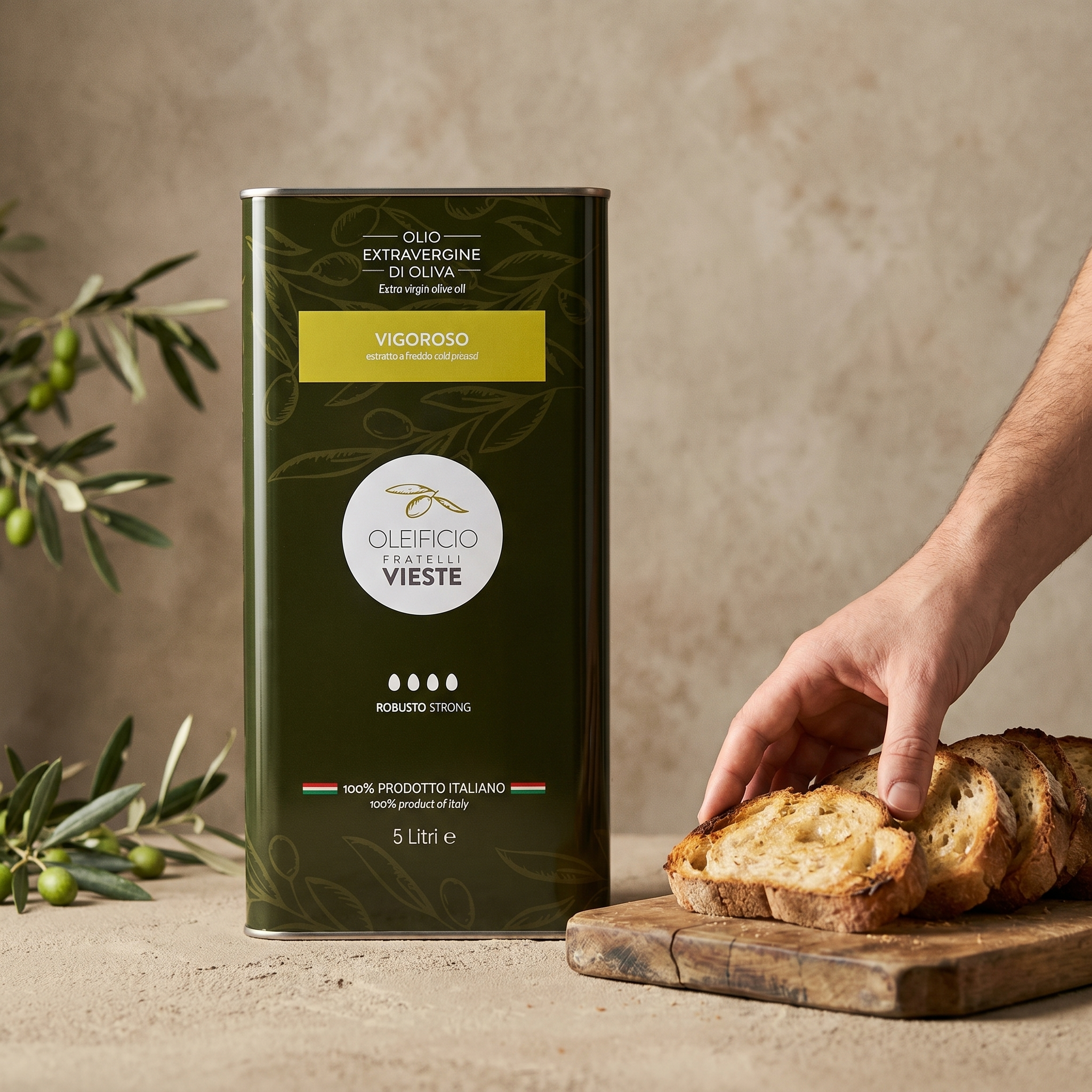 Olio extravergine di oliva versato a mano dalla latta 5 L Vigoroso. Oleificio Fratelli Vieste