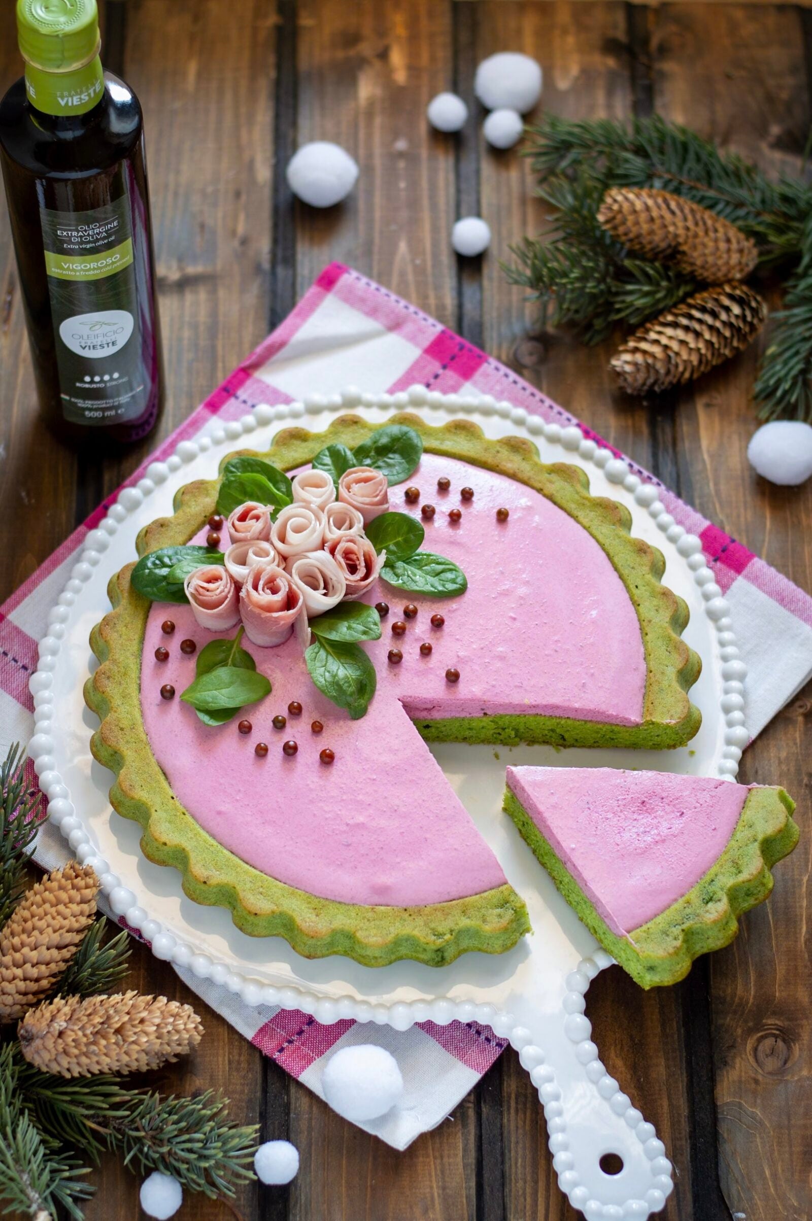 Cheesecake salata con spinaci e barbabietola e base all'olio extravergine. Oleificio Fratelli Vieste