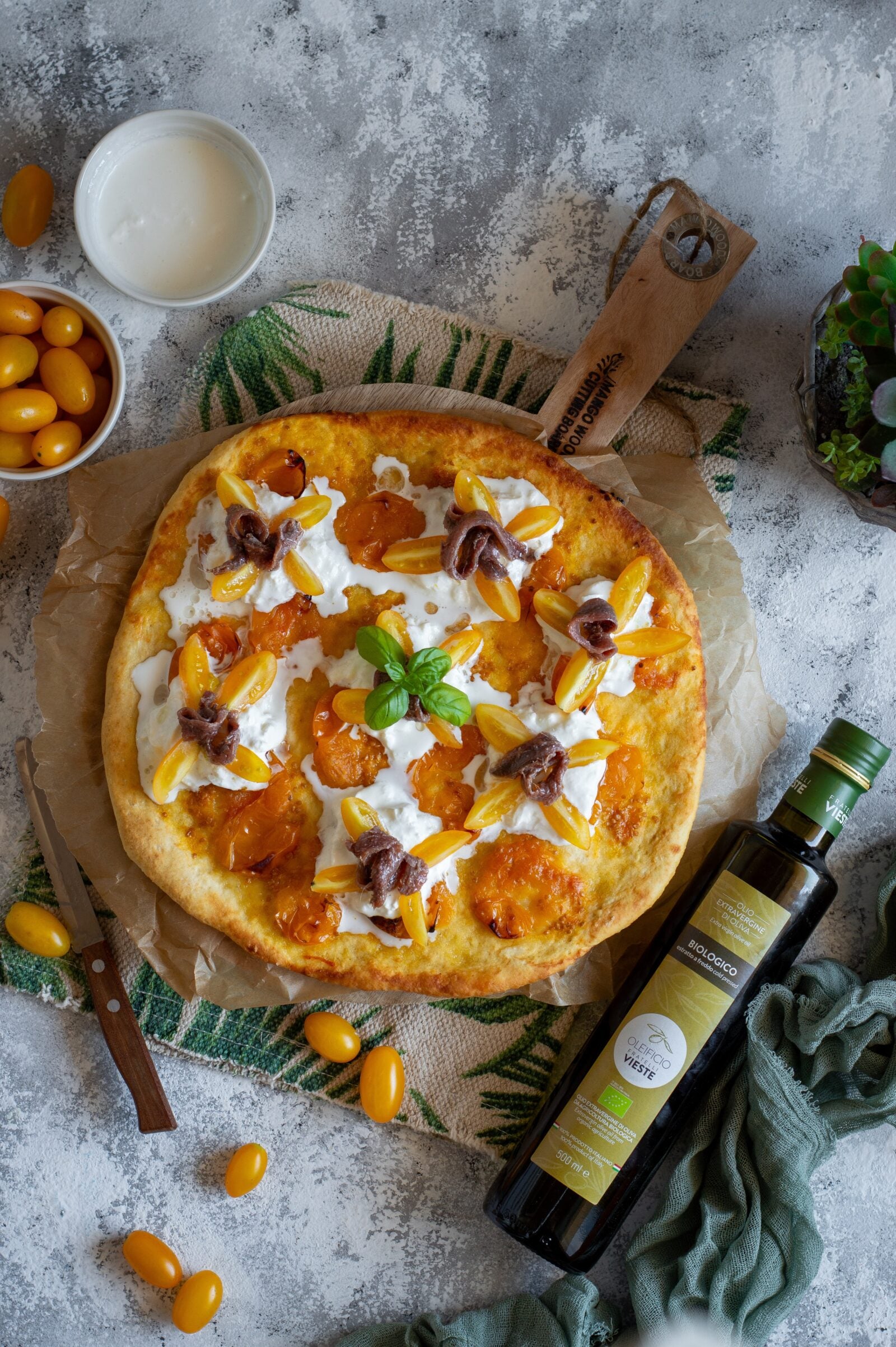 Pizza istantanea con datterini gialli, stracciatella e alici. Oleificio Fratelli Vieste