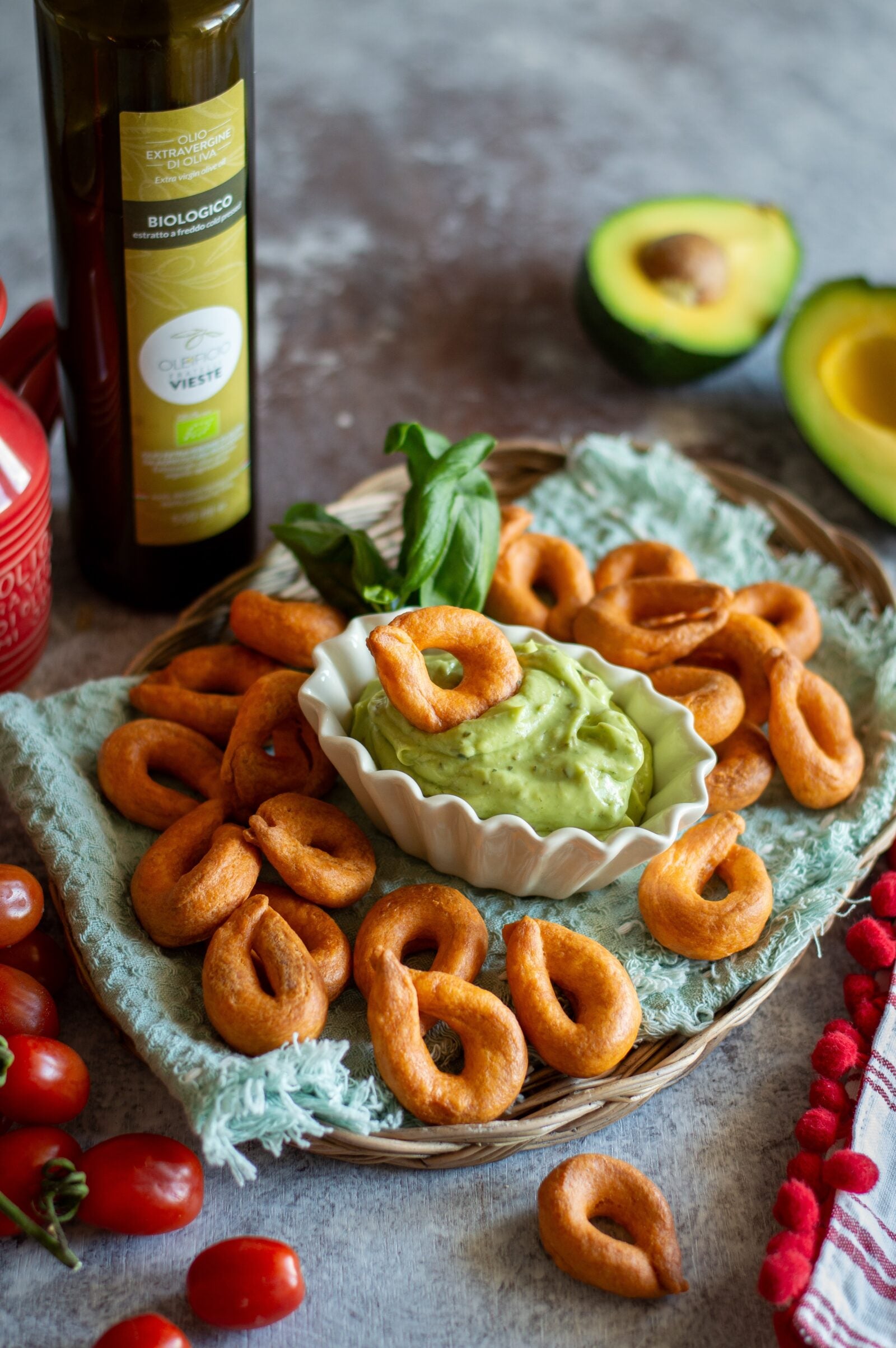 Tarallini al pomodoro con maionese di avocado al basilico. Oleificio Fratelli Vieste