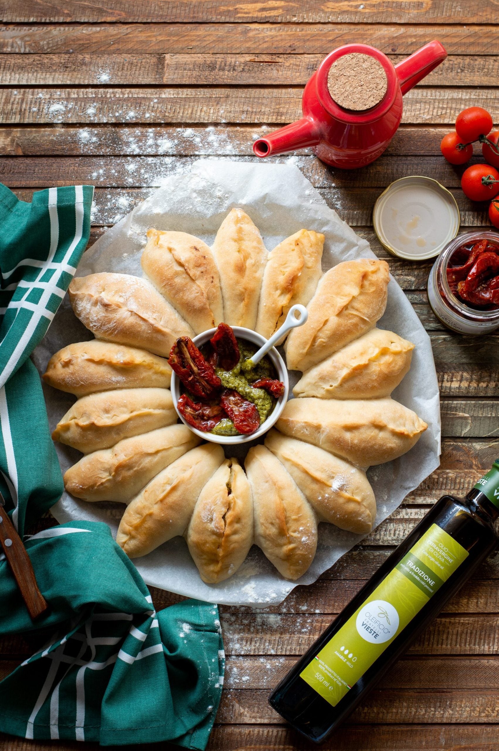 Fiore di pane con pesto, ricotta e pomodori secchi. Oleificio Fratelli Vieste