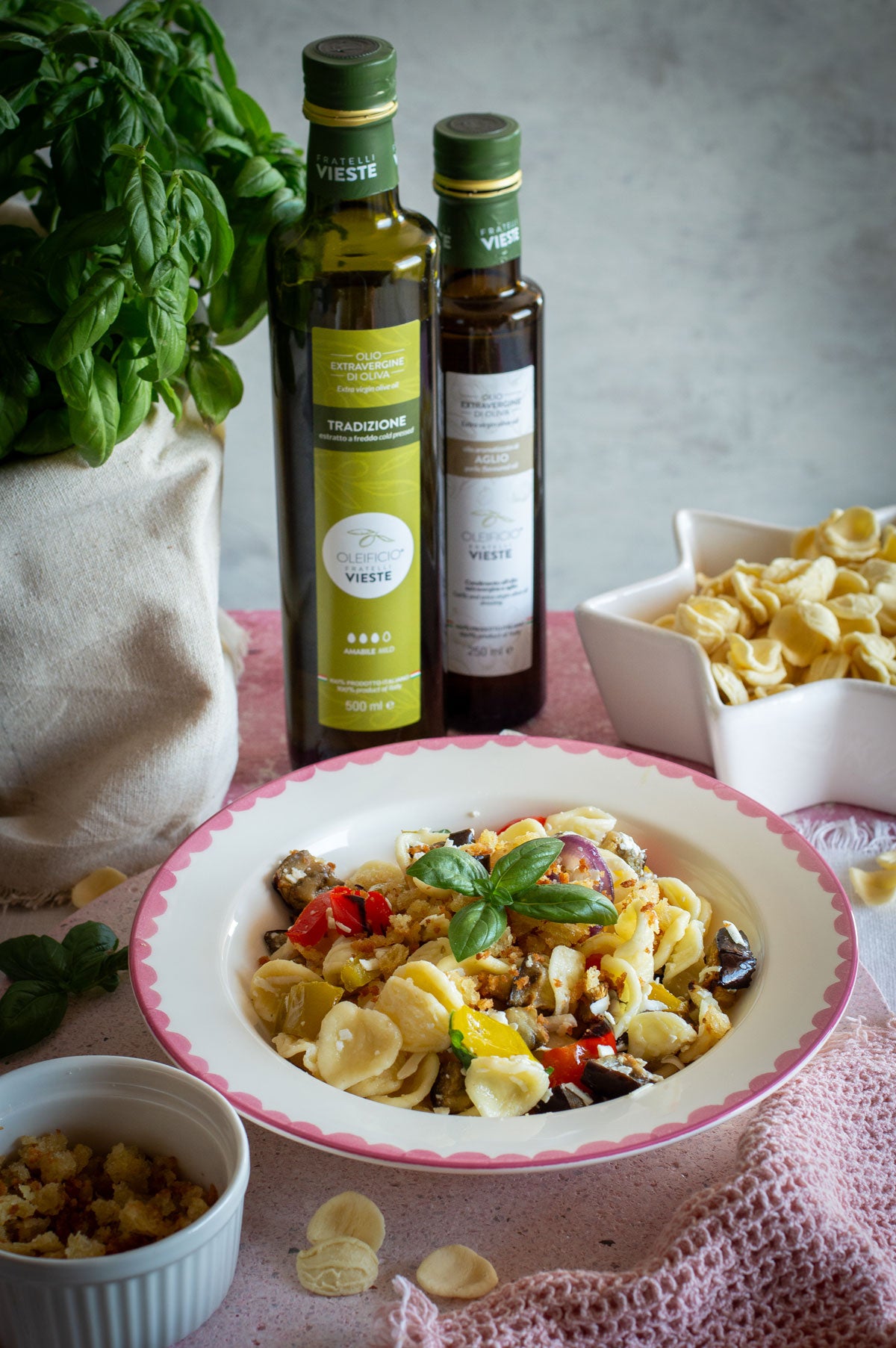 Orecchiette in insalata con verdure arrosto e briciole croccanti. Oleificio Fratelli Vieste