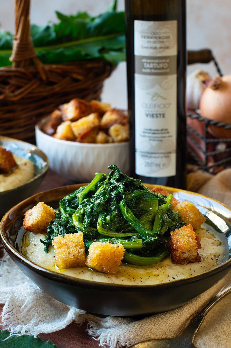 Favetta con le cicorie e olio al tartufo, tradizione pugliese. Oleificio Fratelli Vieste