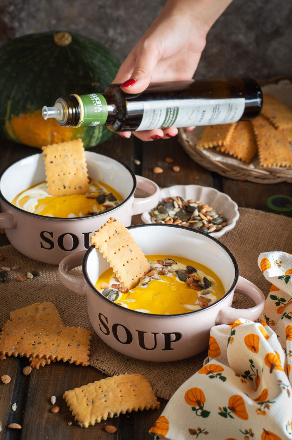 Vellutata di zucca e patate arrosto con crackers di ceci e olio extravergine al rosmarino. Oleificio Fratelli Vieste