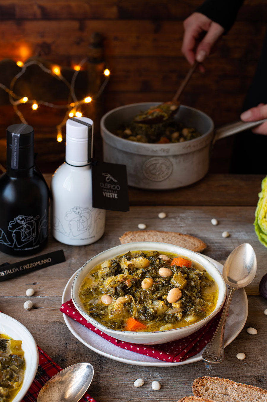 Zuppa di verdure e fagioli cannellini con olio extravergine di oliva. Oleificio Fratelli Vieste