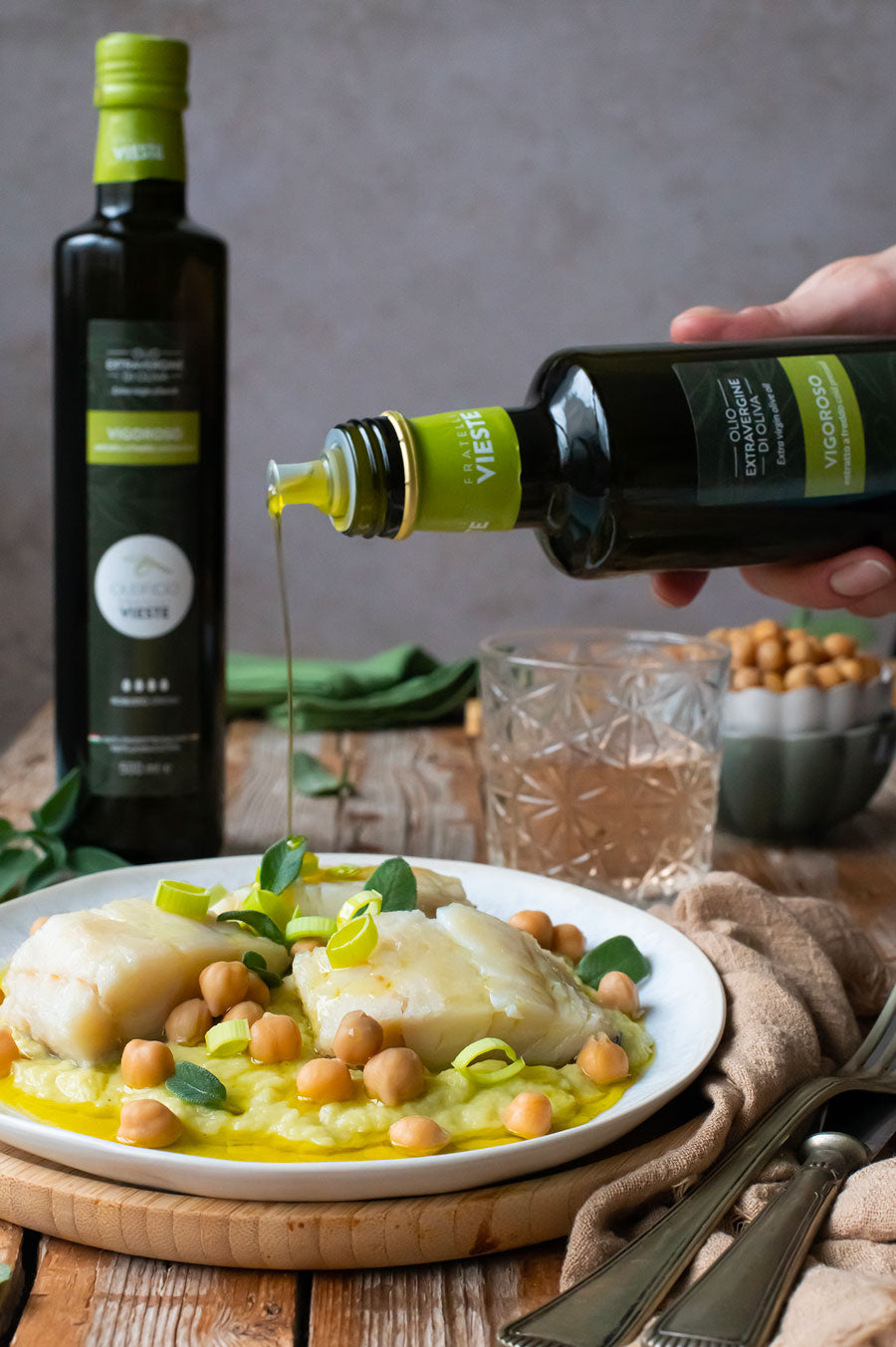 Baccalà e ceci su crema di porri con olio extravergine di oliva. Oleificio Fratelli Vieste