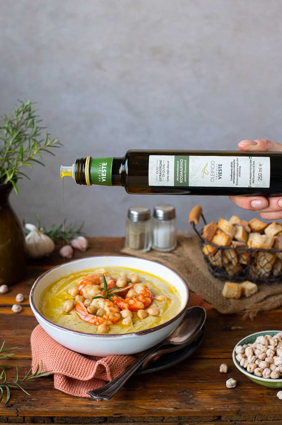 Crema di ceci con gamberoni e olio extravergine al rosmarino. Oleificio Fratelli Vieste