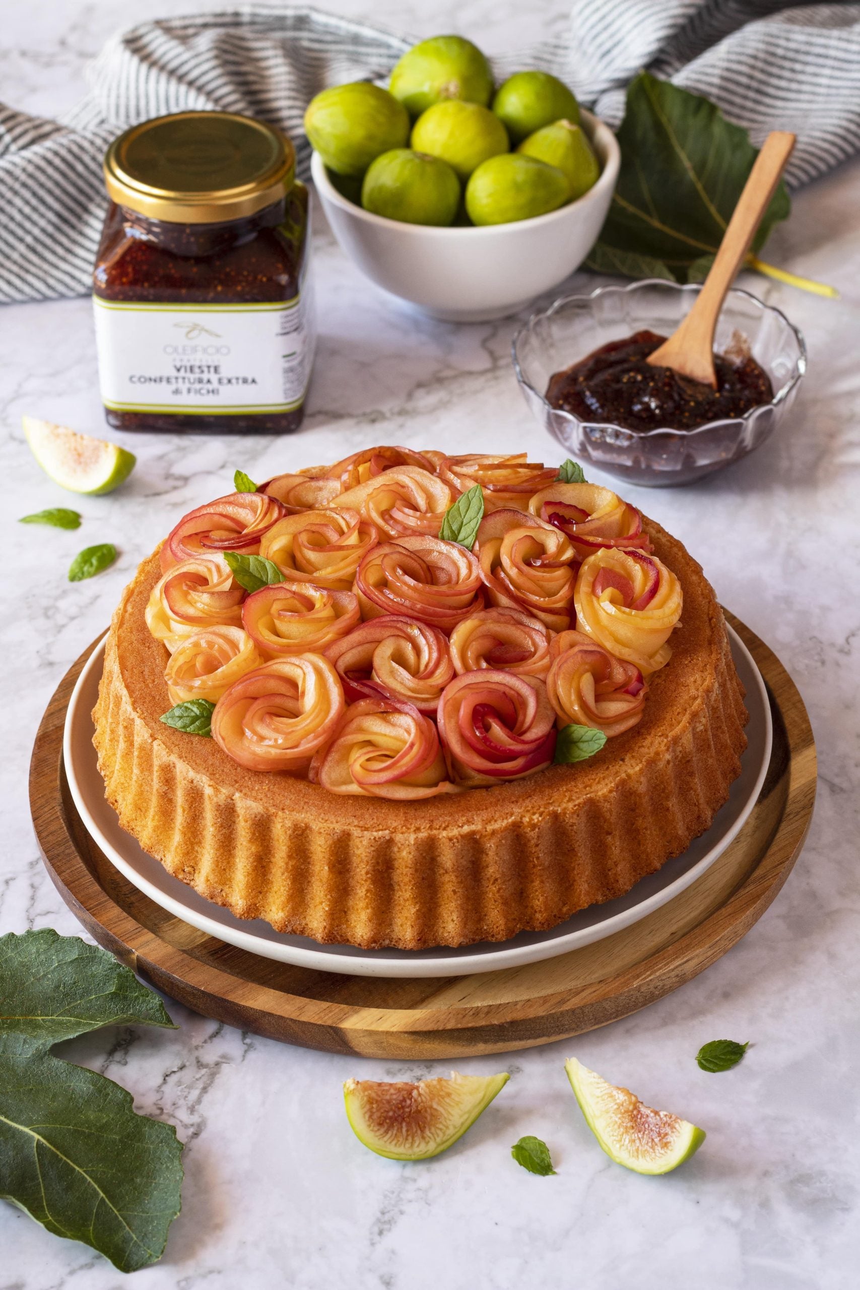 Crostata morbida con confettura di fichi e roselline di mele. Oleificio Fratelli Vieste