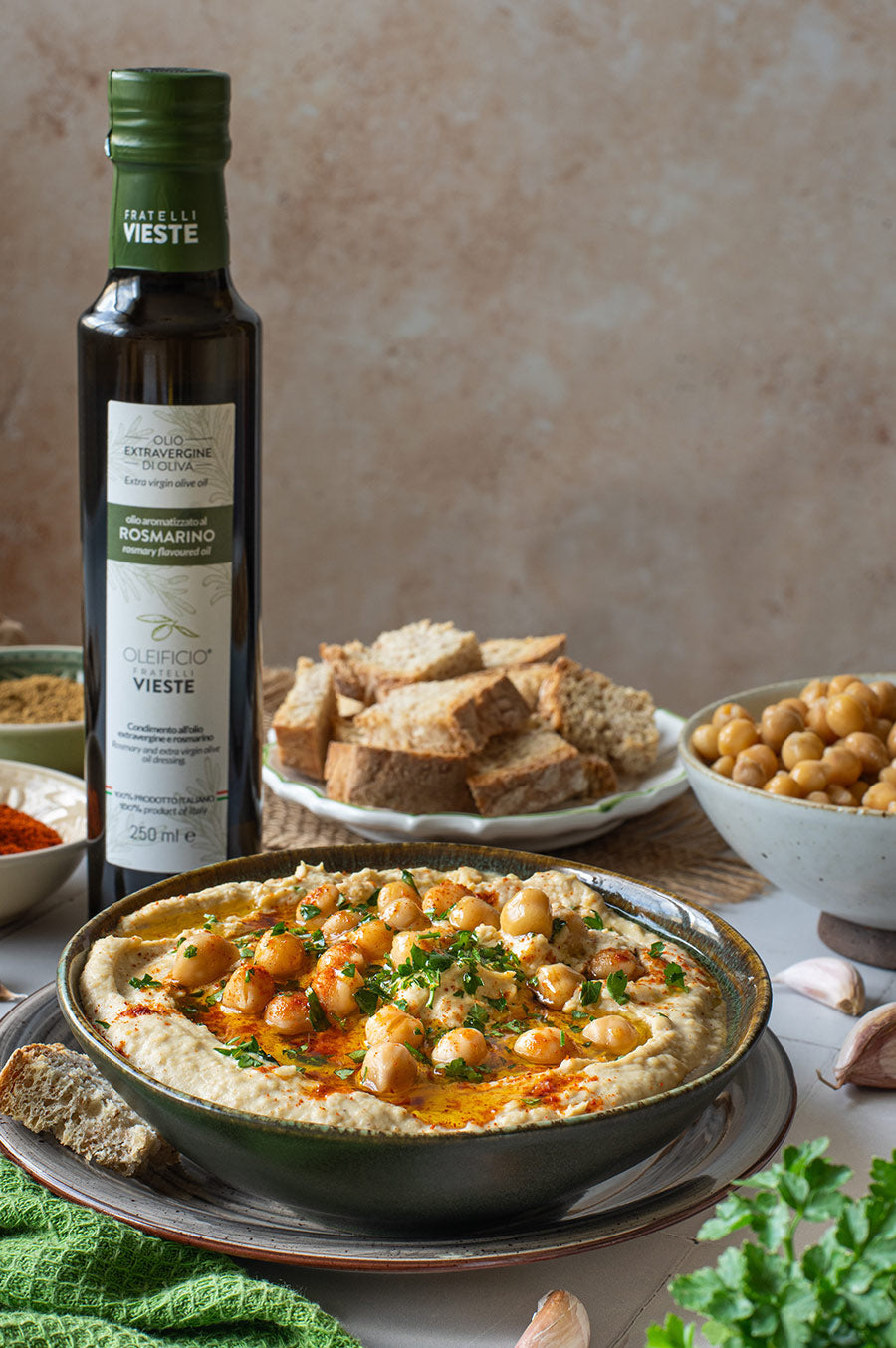 Hummus classico cremoso con olio al rosmarino. Oleificio Fratelli Vieste