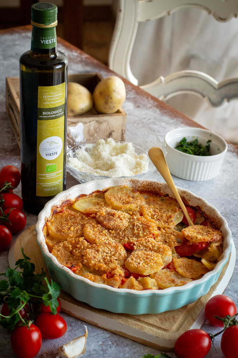 Tortiera di patate pugliese, patate arracanate con olio biologico. Oleificio Fratelli Vieste