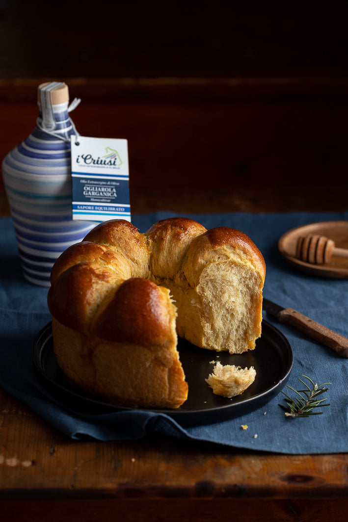 Brioche all'olio extravergine con miele e rosmarino. Oleificio Fratelli Vieste
