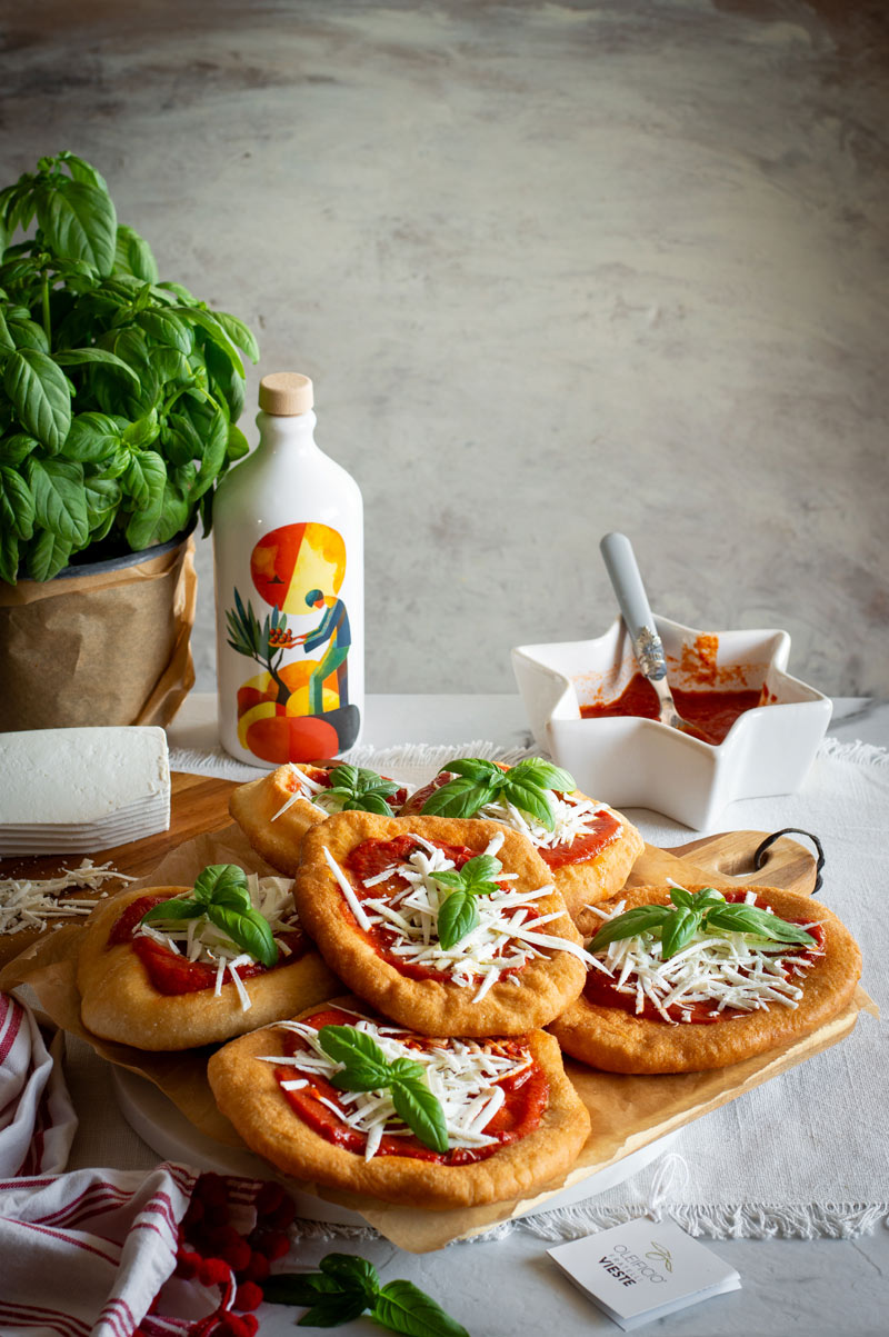 Pizze fritte pugliesi con sugo e ricotta salata. Oleificio Fratelli Vieste