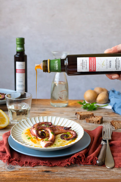 Polpo arrosto su crema di patate con olio extravergine di oliva. Oleificio Fratelli Vieste
