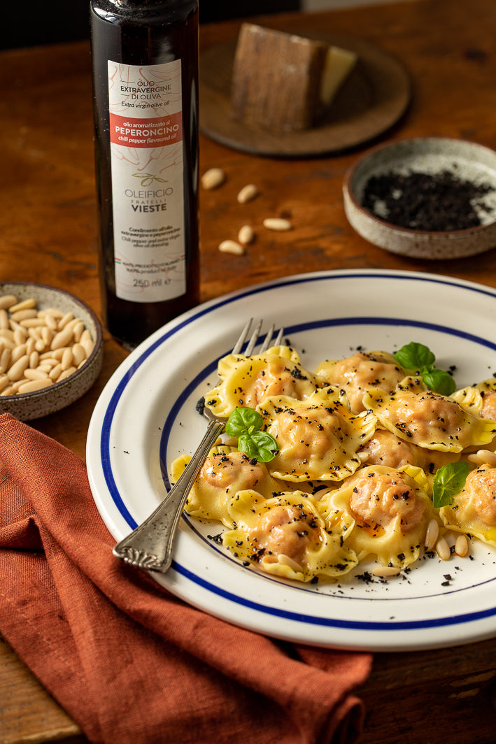 Ravioli ripieni di pappa al pomodoro con olio al peperoncino. Oleificio Fratelli Vieste