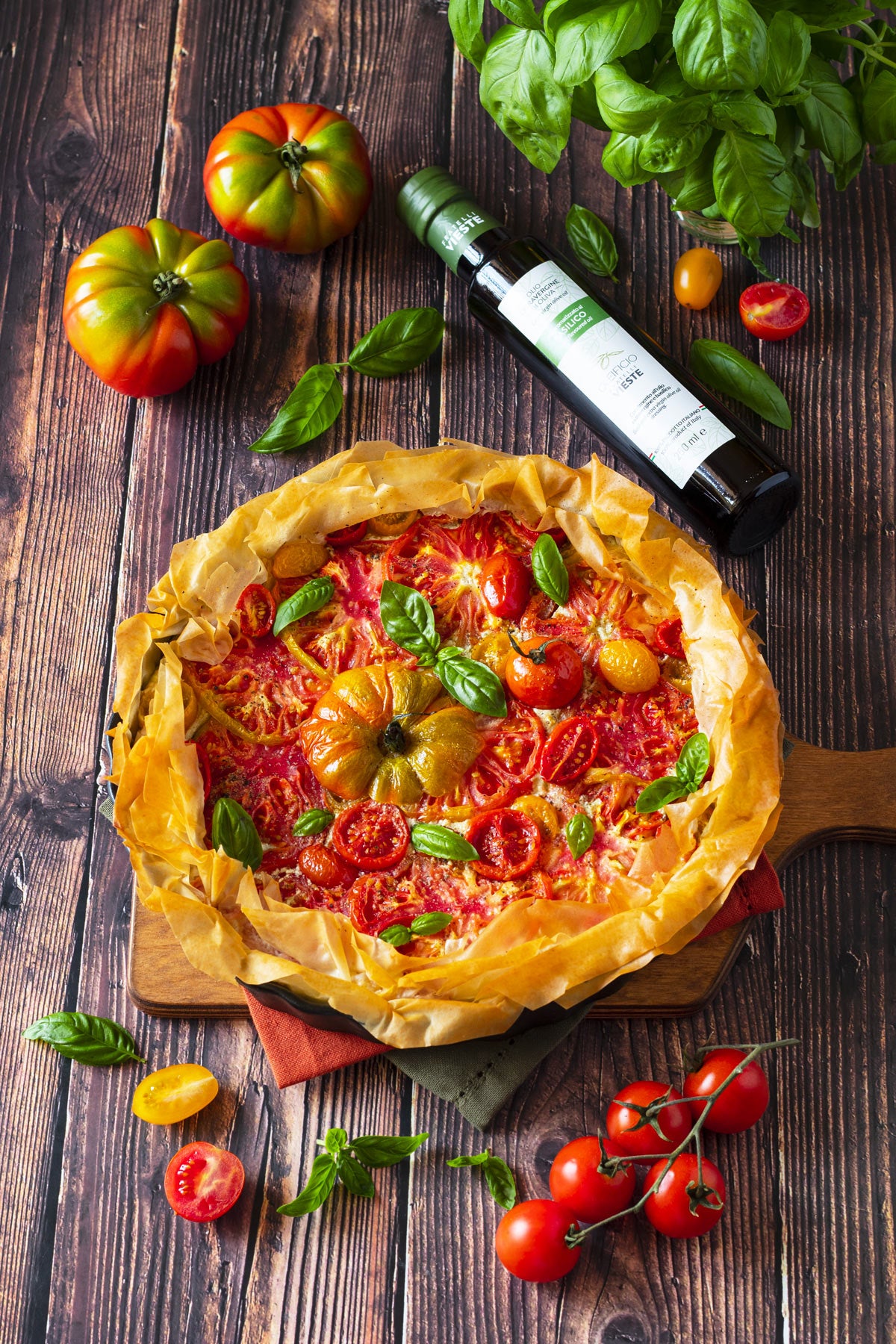 Torta salata di pasta fillo ai pomodori con olio al basilico. Oleificio Fratelli Vieste