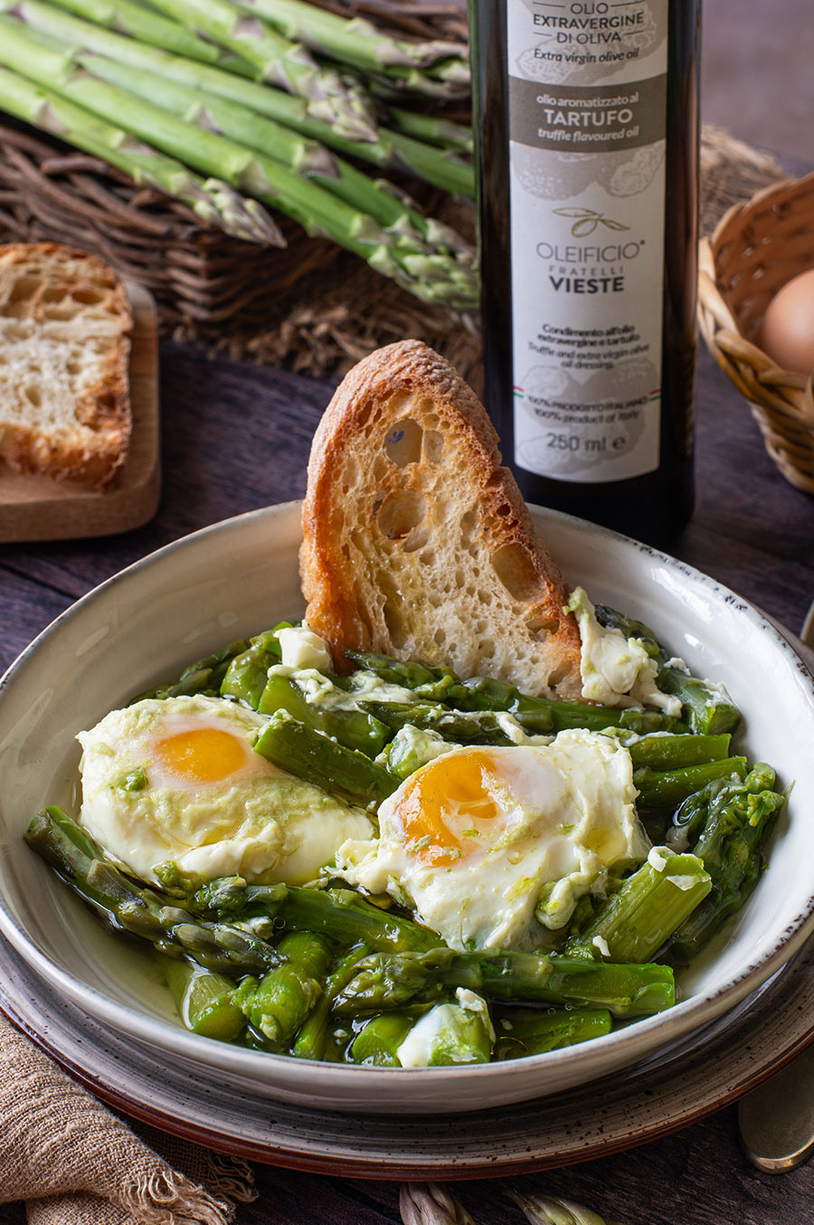 Zuppetta di asparagi e uova con olio extravergine di oliva. Oleificio Fratelli Vieste